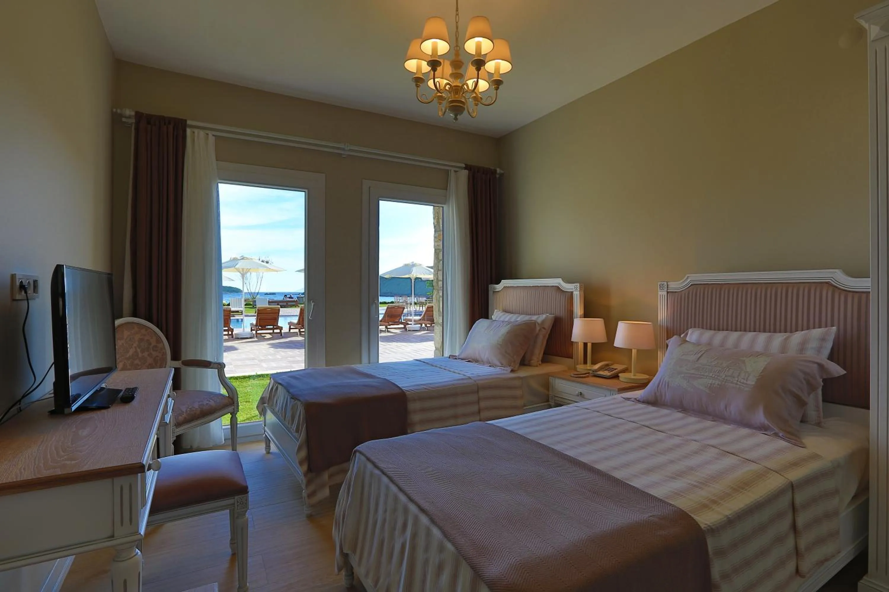 Pool view, Bed in Datca Doris Hotel