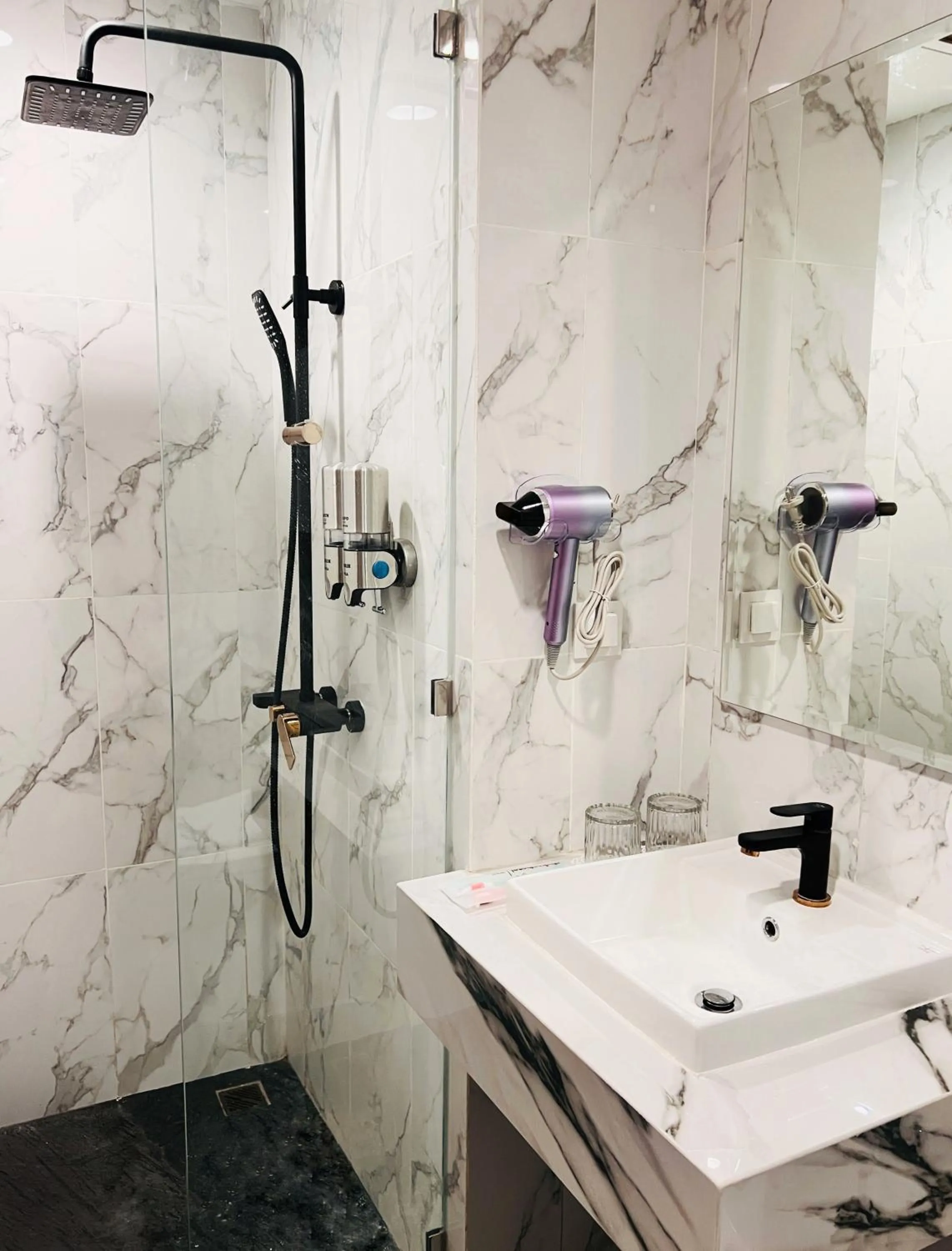 Shower in d'primahotel Airport Sultan Hasanuddin Makassar