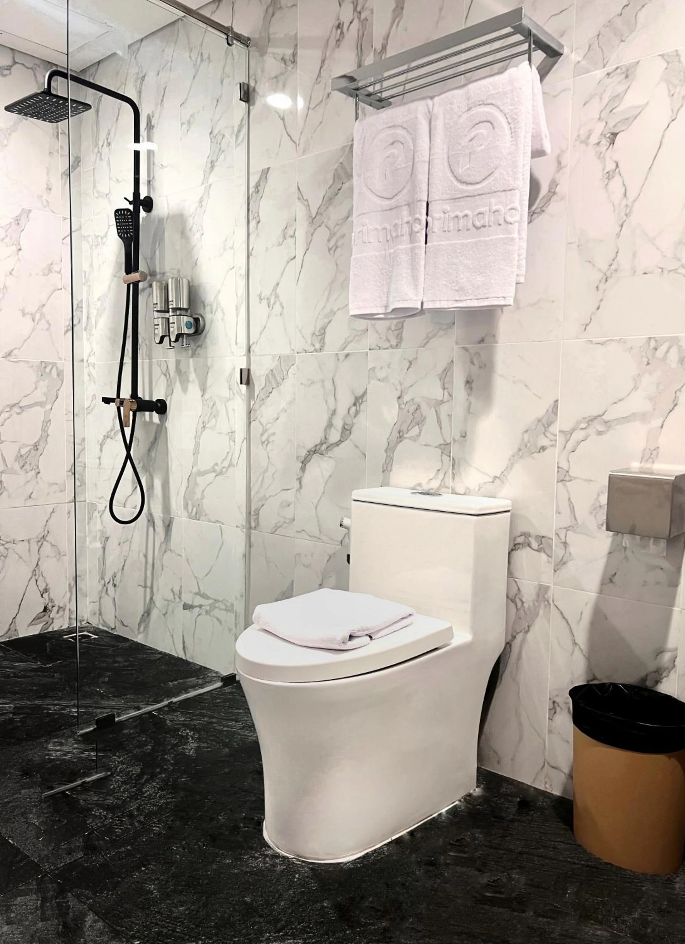 Toilet in d'primahotel Airport Sultan Hasanuddin Makassar