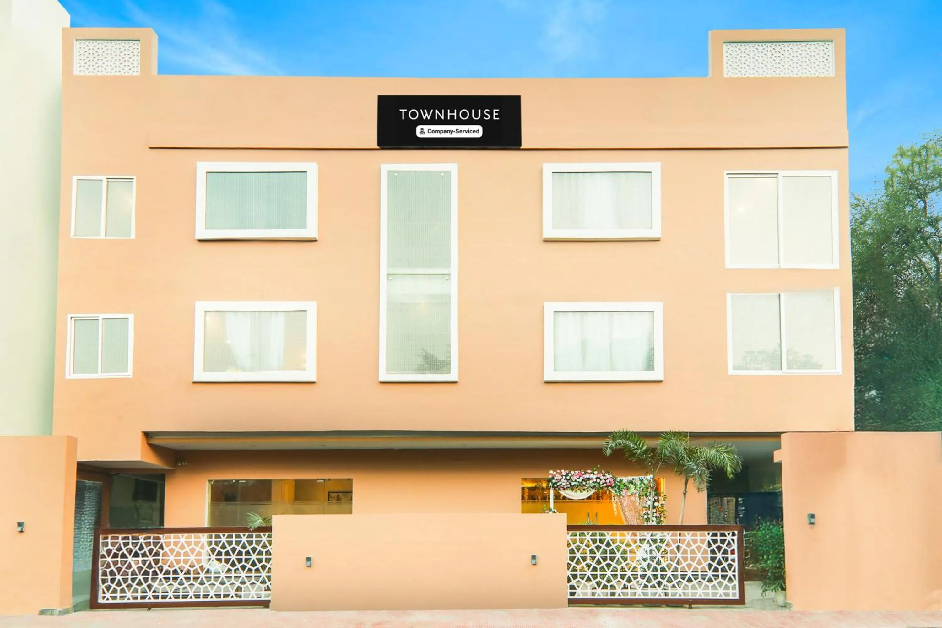 Super Townhouse Viraj Khand Formerly Veridian Inn