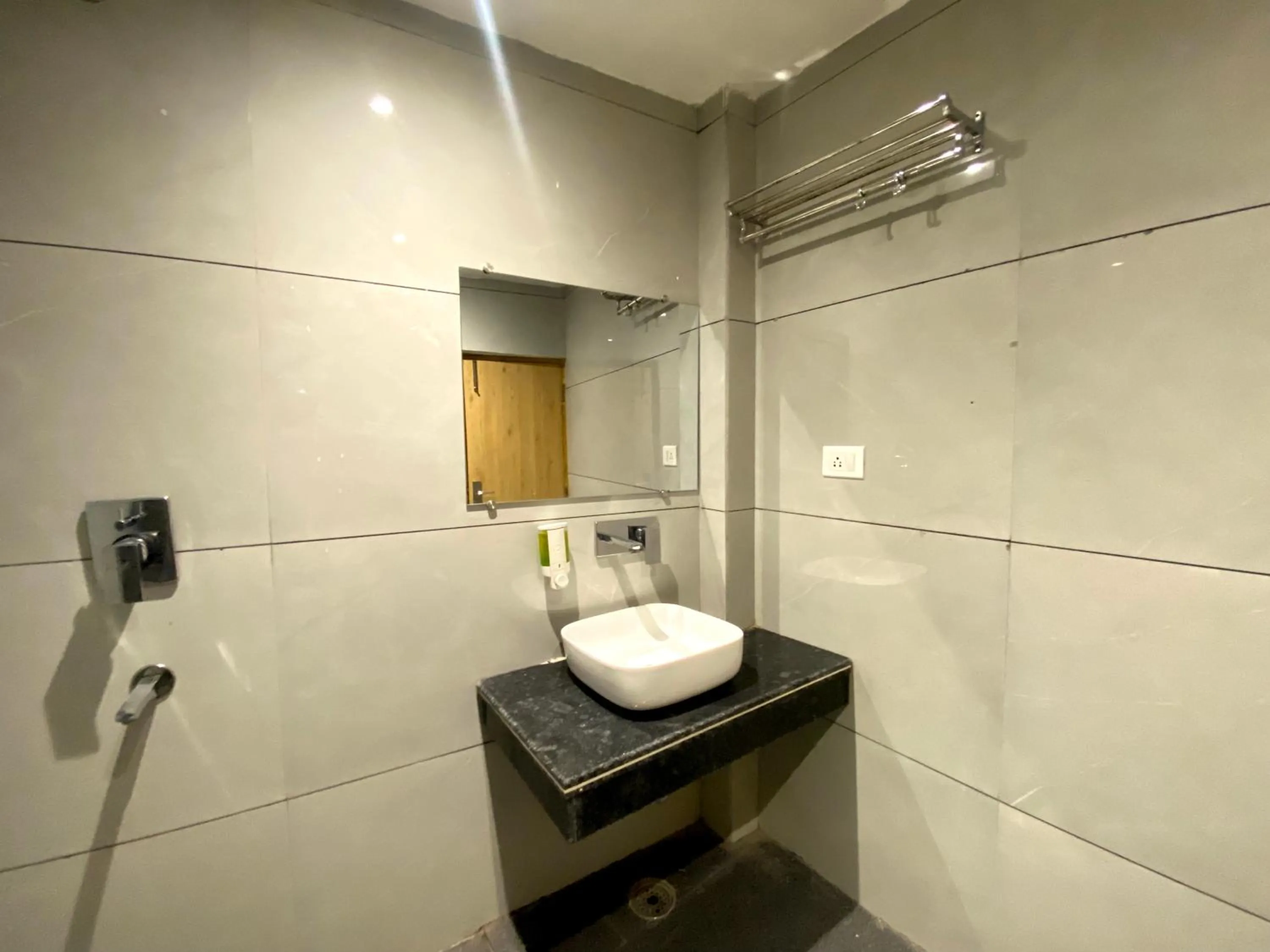 Shower in Sonu Guesthouse & Hostel, Rishikesh