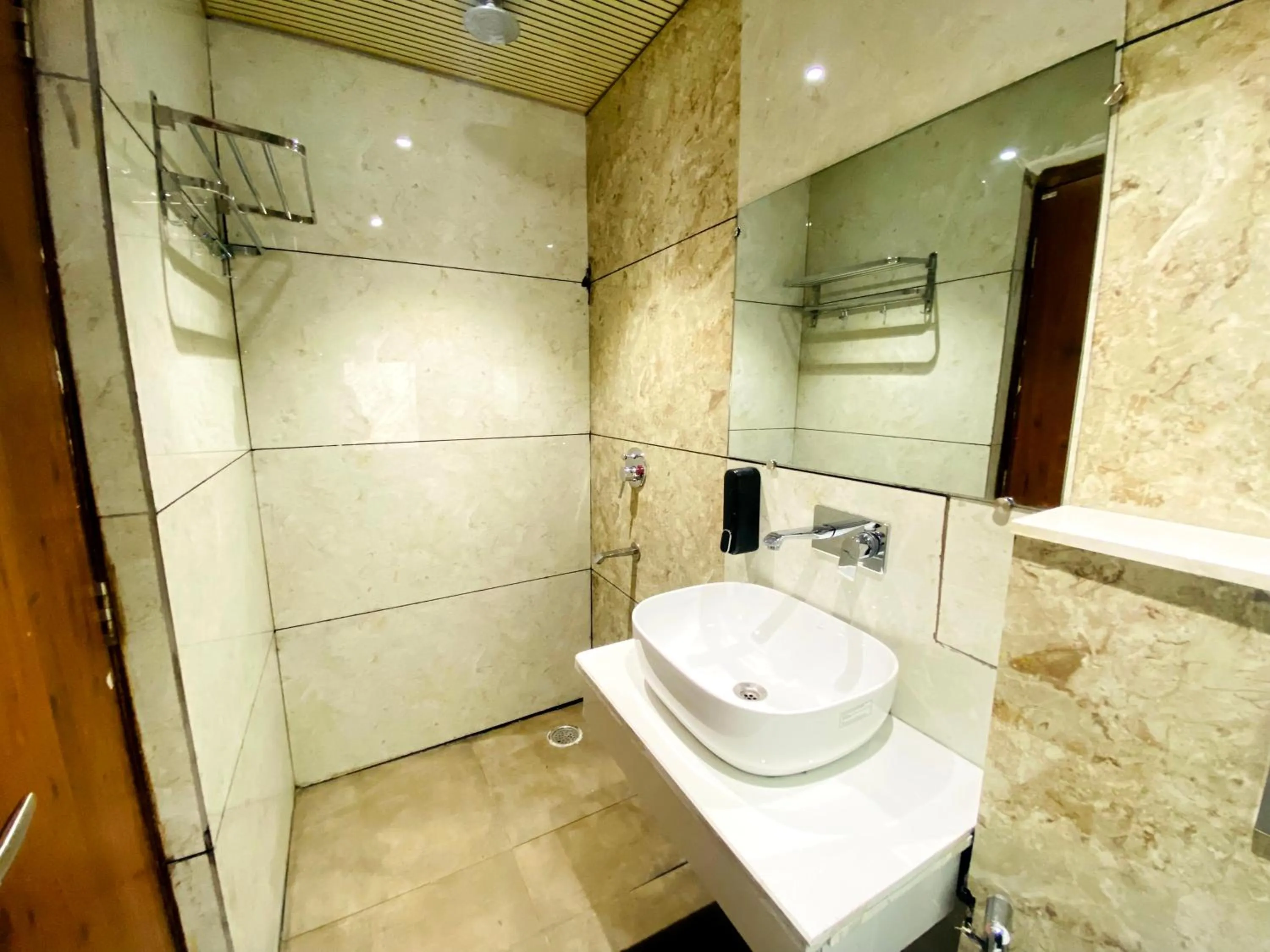 Shower in Sonu Guesthouse & Hostel, Rishikesh