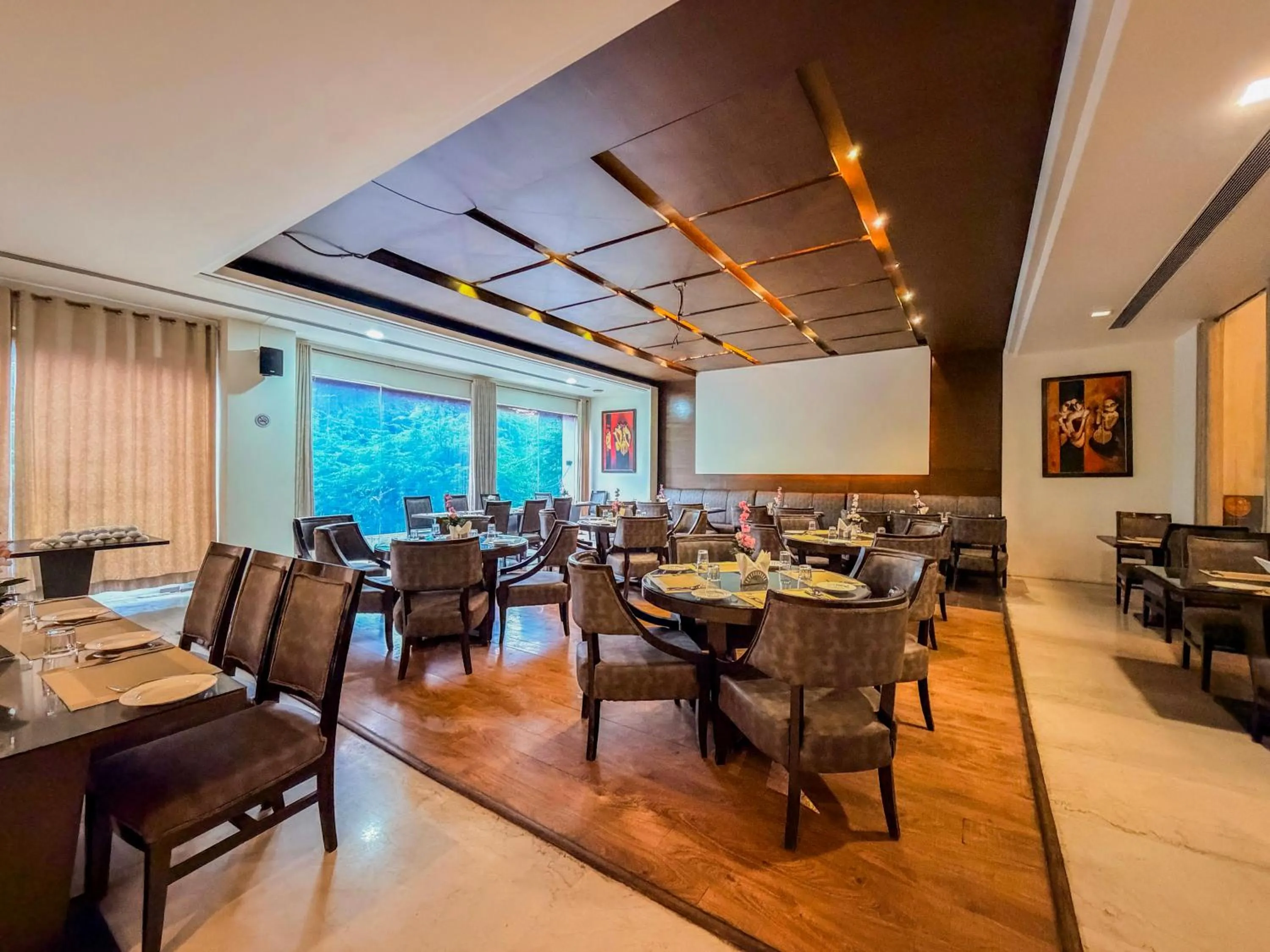 Restaurant/places to eat in Spree Hotel Meerut