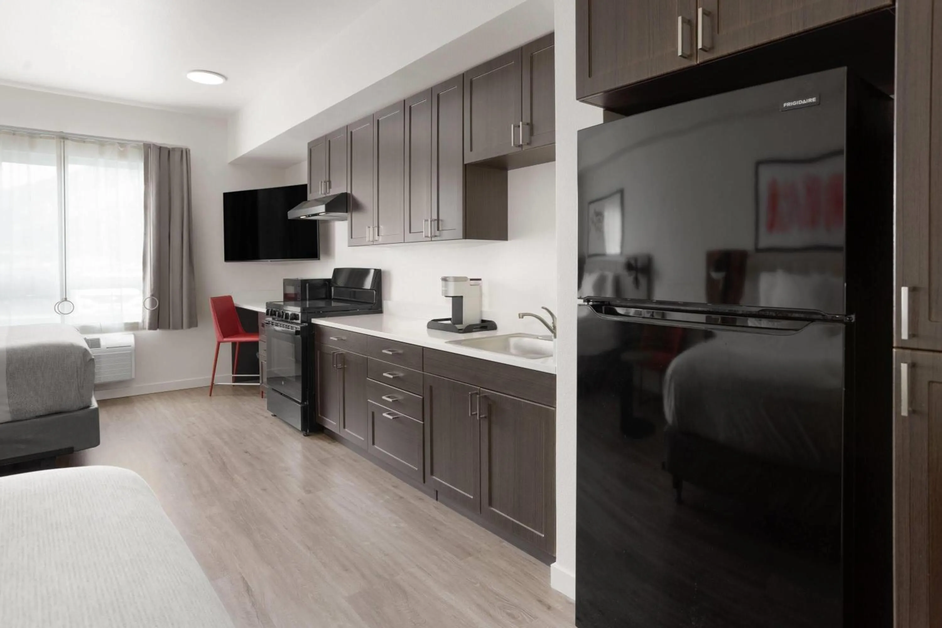 Kitchen or kitchenette, Bed in Hawthorn Extended Stay by Wyndham Jackson Alpine