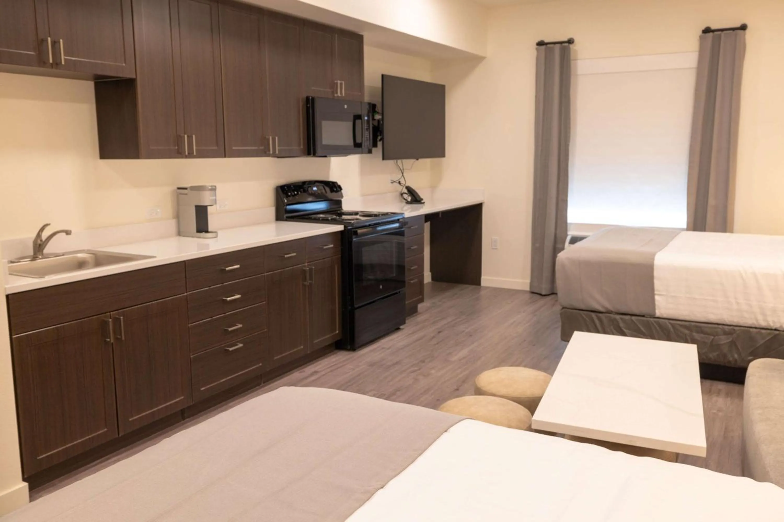 Kitchen or kitchenette, Bed in Hawthorn Extended Stay by Wyndham Jackson Alpine