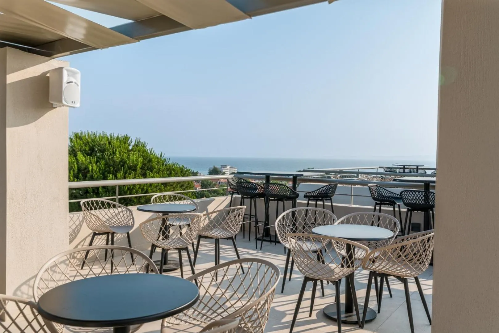 Restaurant/places to eat in Arya Hotel