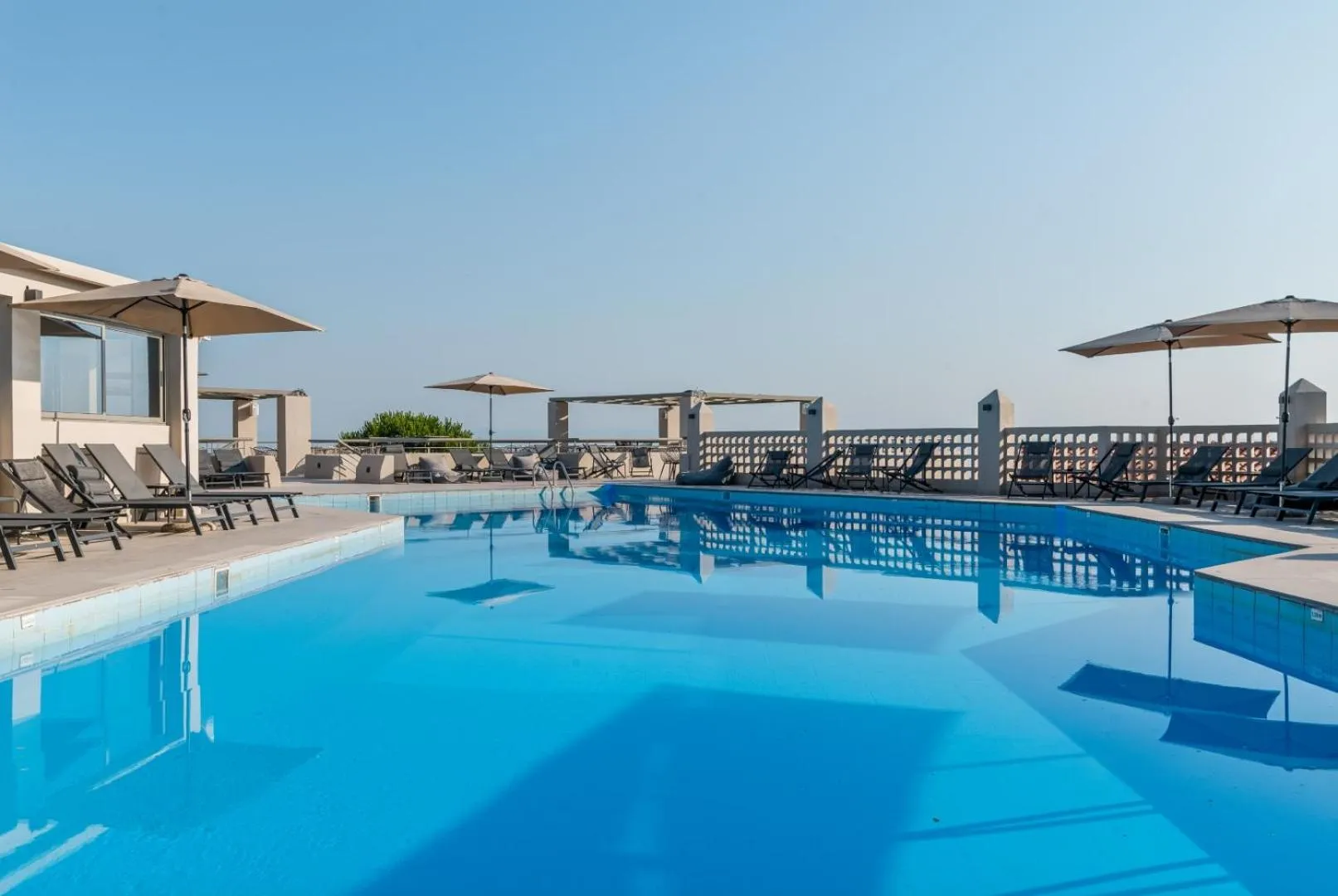Swimming pool in Arya Hotel