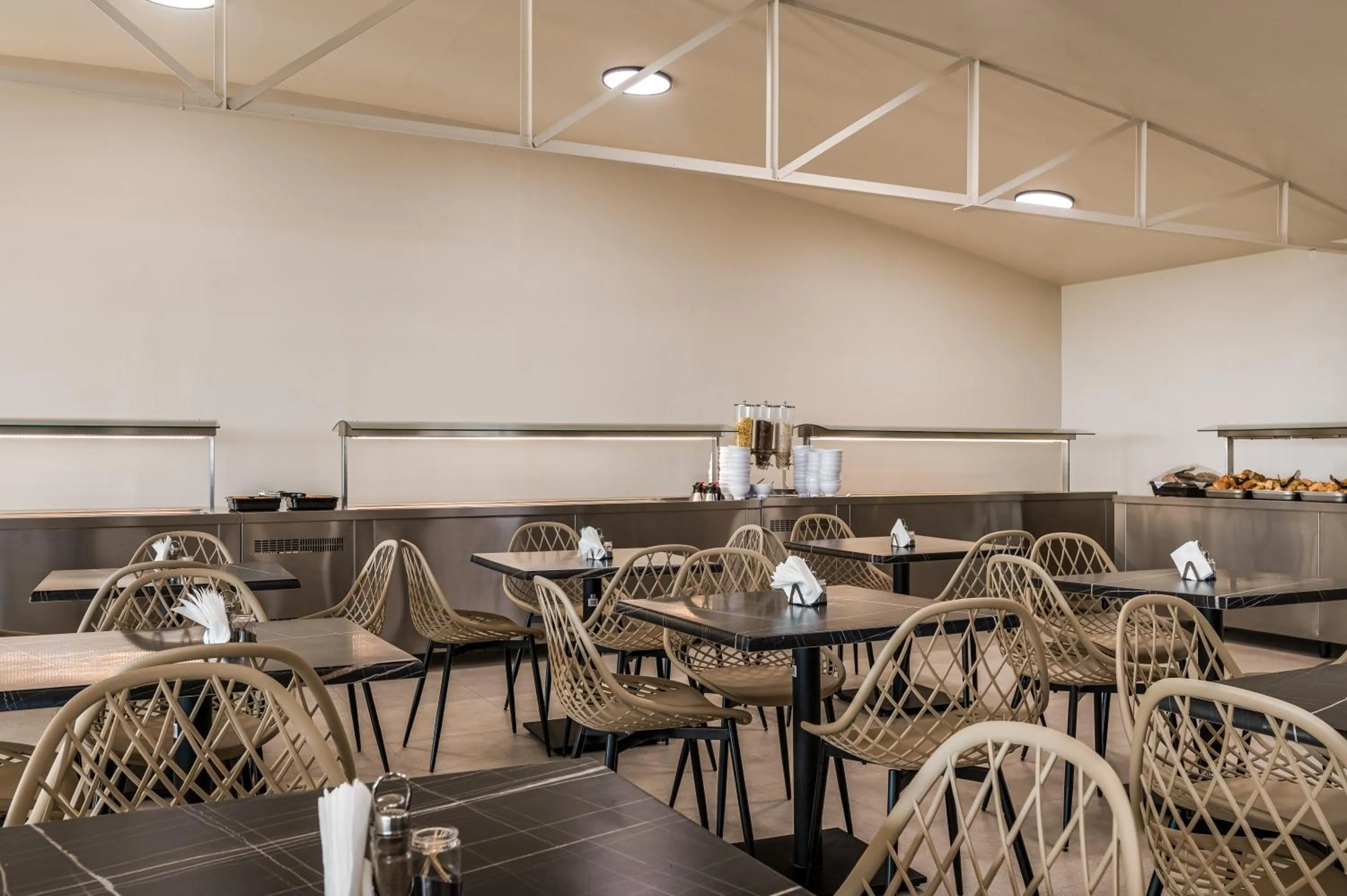 Restaurant/places to eat in Arya Hotel
