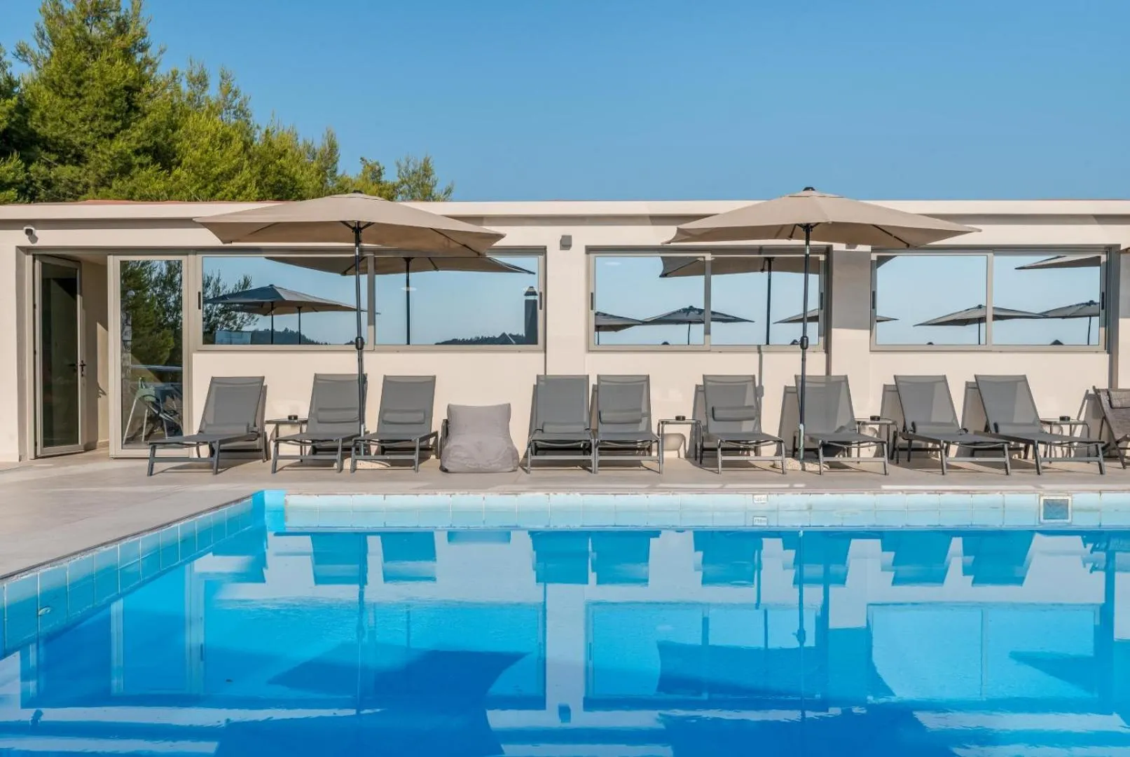 Swimming pool in Arya Hotel