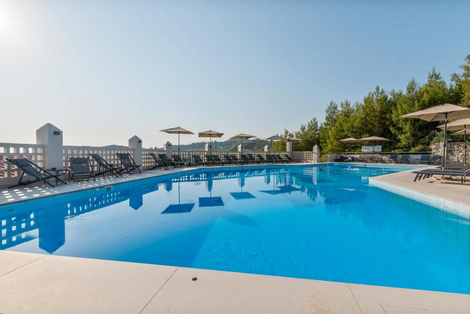 Swimming pool in Arya Hotel