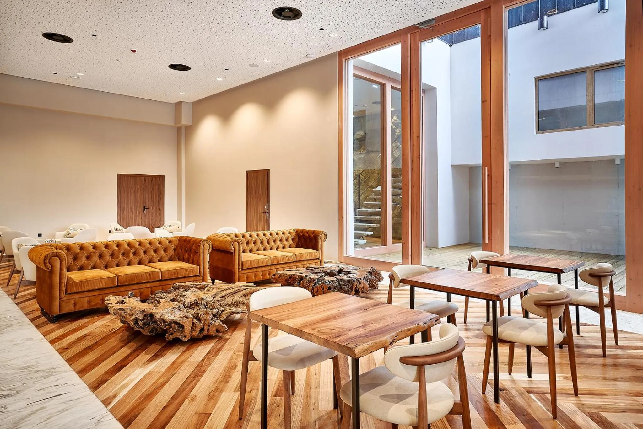 Communal lounge/ TV room in The Log Porto Hotel by Piamonte Hotels