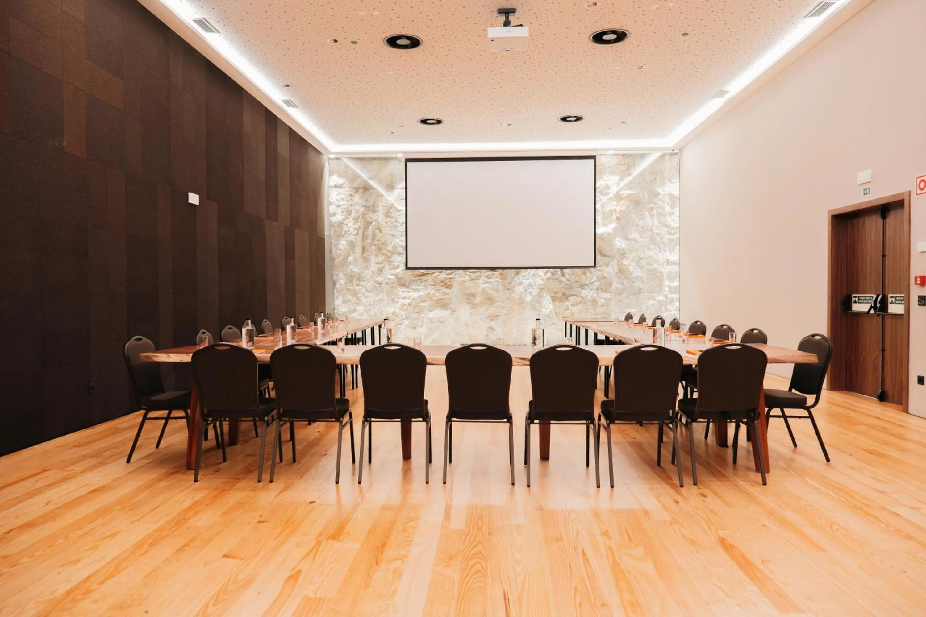 Meeting/conference room in The Log Porto Hotel by Piamonte Hotels