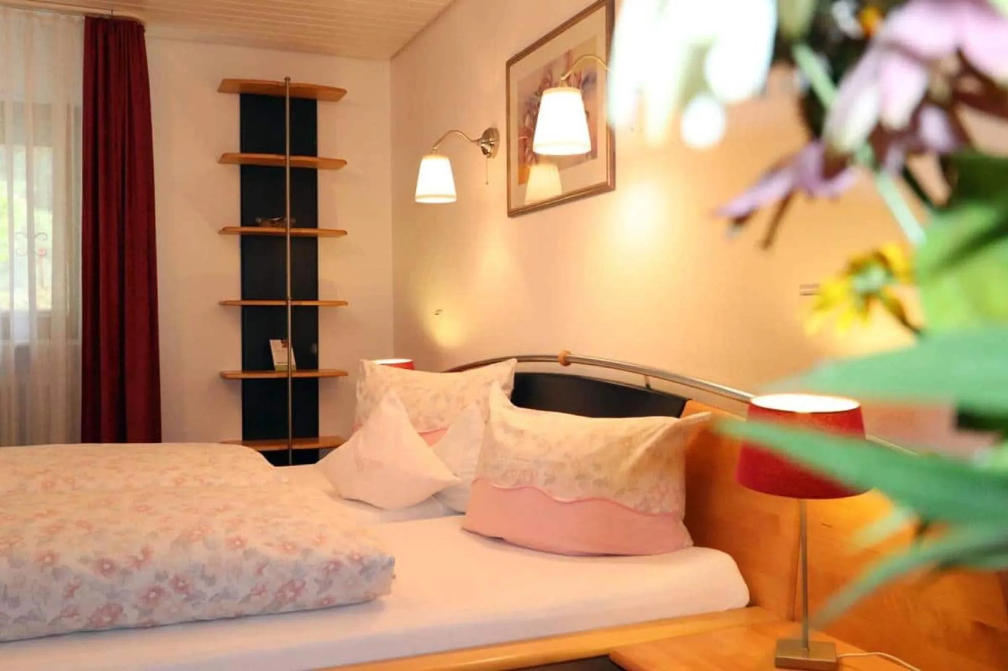 Property building, Bed in Gasthaus Zur Linde Ferienwohnungen