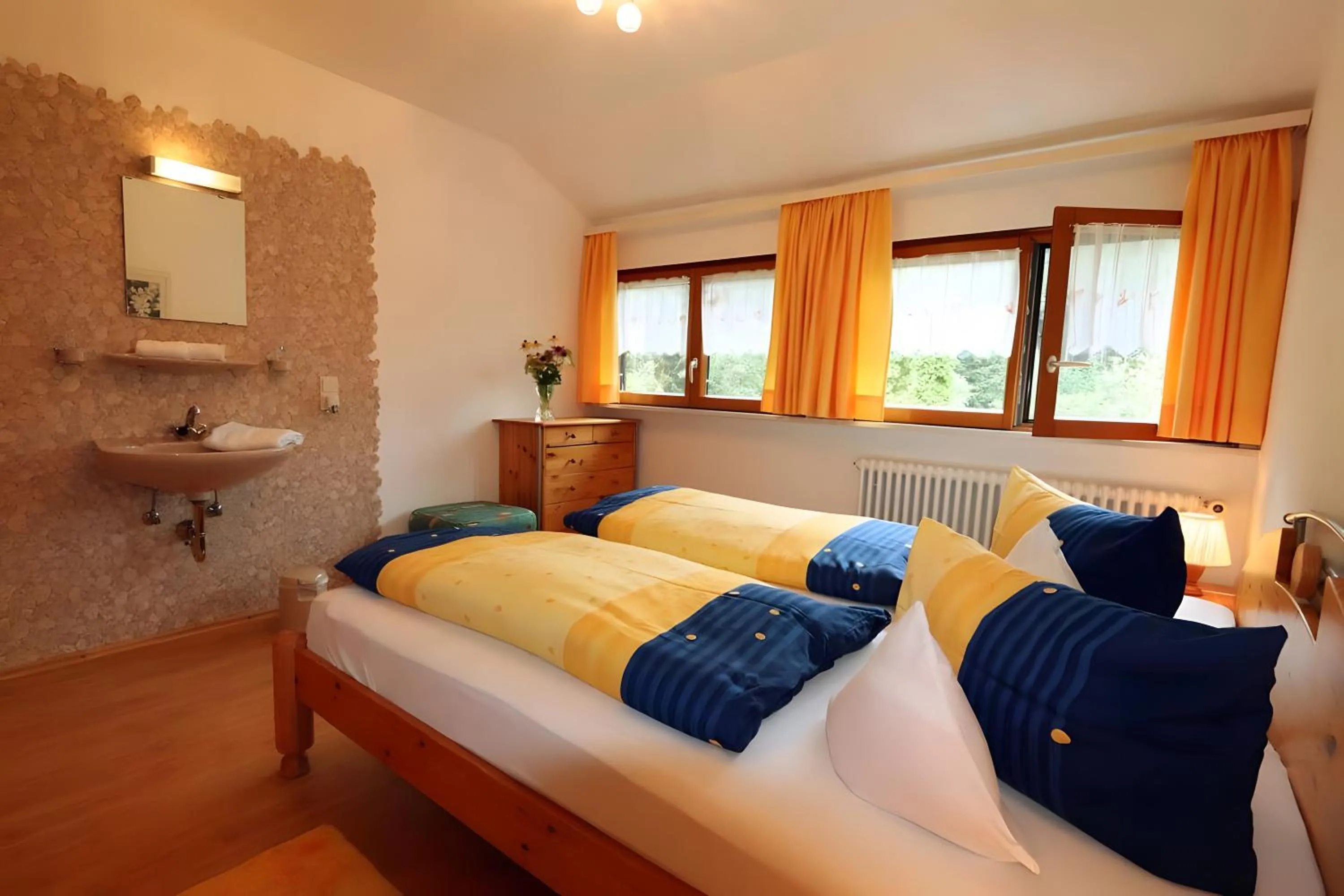 Property building, Bed in Gasthaus Zur Linde Ferienwohnungen