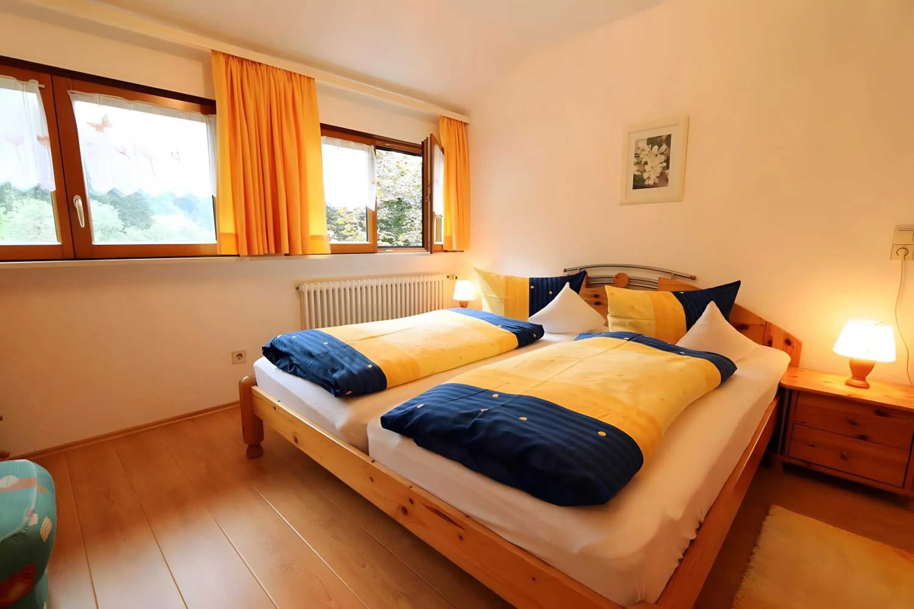 Property building, Bed in Gasthaus Zur Linde Ferienwohnungen