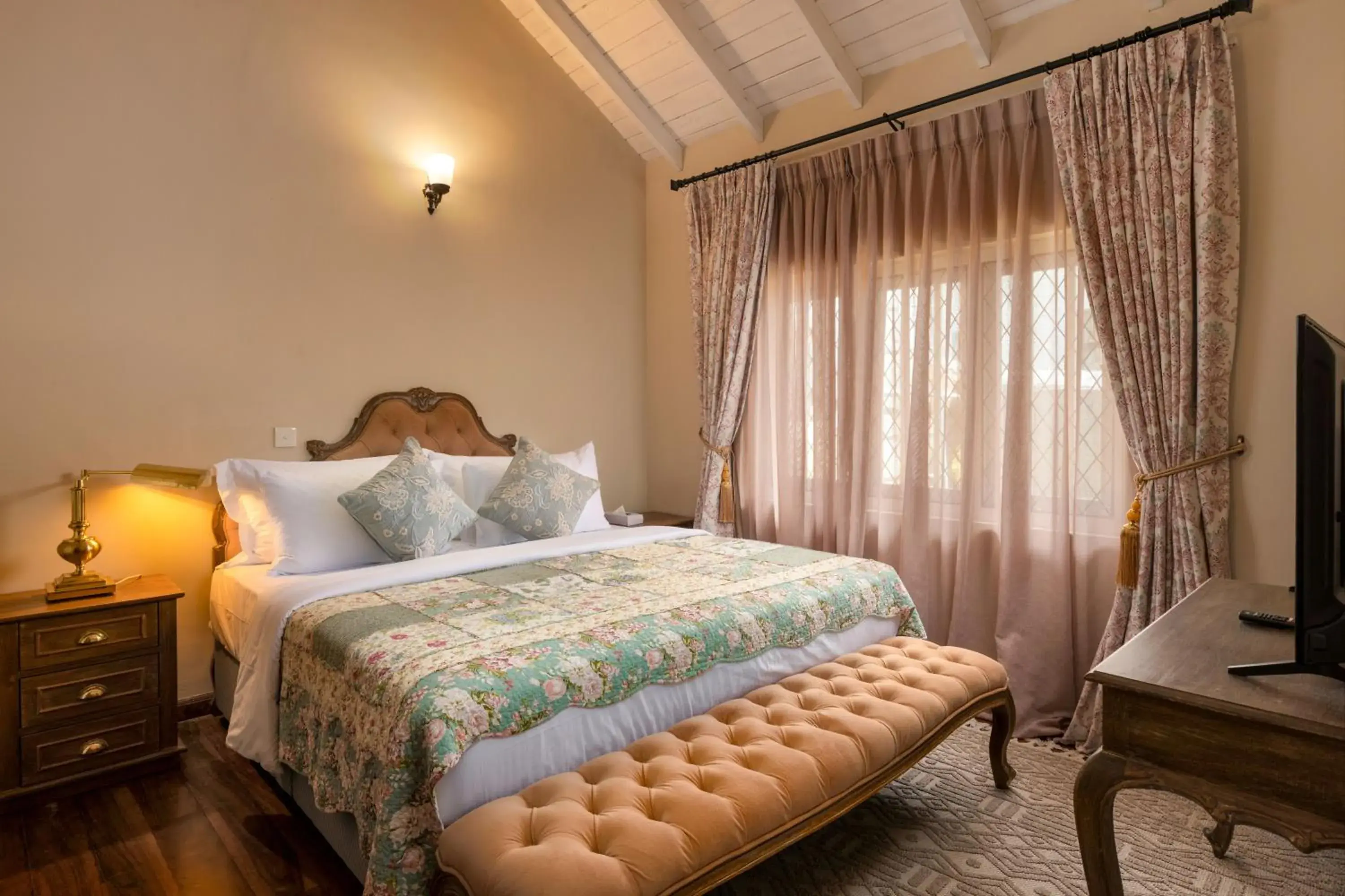 Deluxe Double Room - single occupancy in Grand Bungalow Nuwara Eliya by Seven Angels Deluxe Double Room - single occupancy in Grand Bungalow Nuwara Eliya by Seven Angels