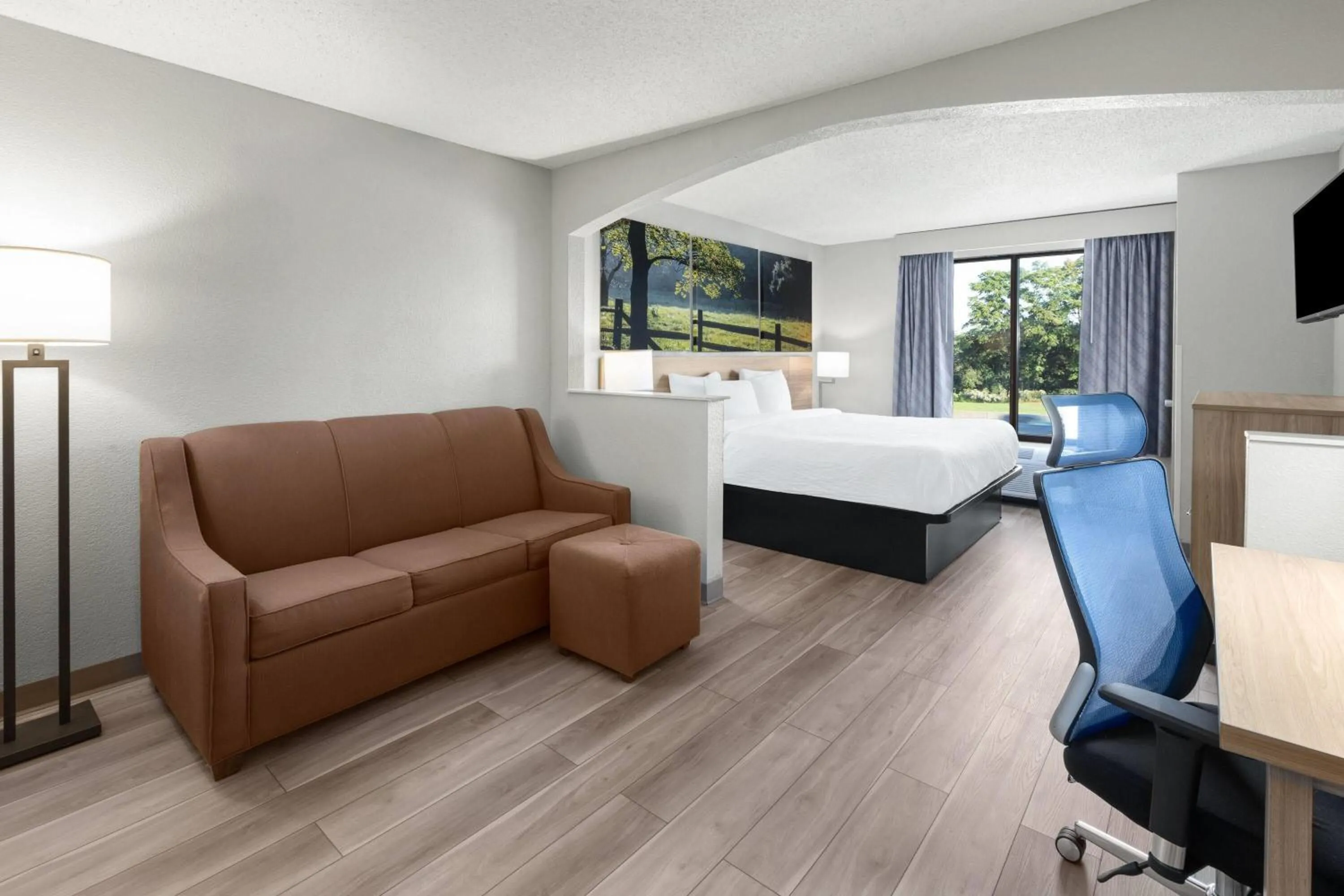 Photo of the whole room, Bed in Days Inn by Wyndham Blairsville