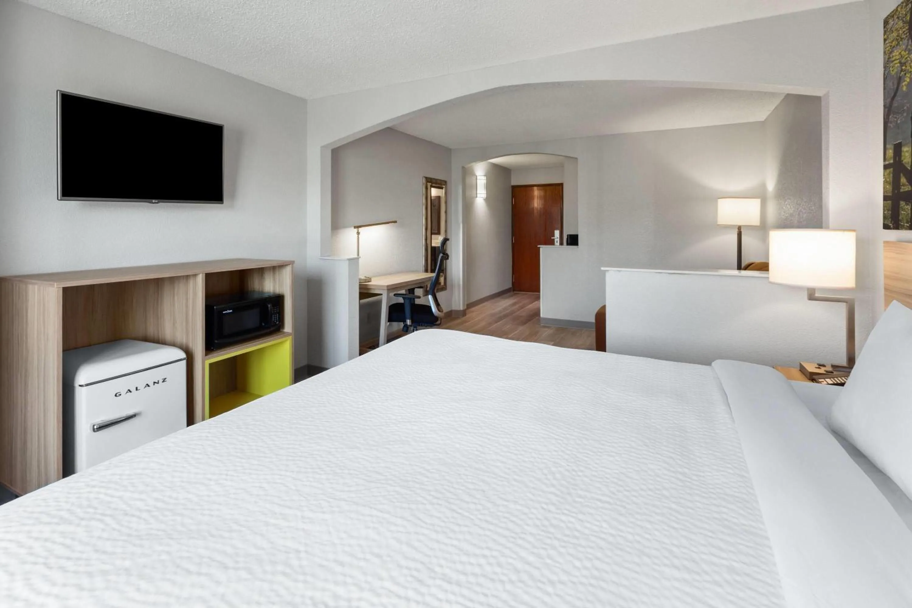 Photo of the whole room, Bed in Days Inn by Wyndham Blairsville