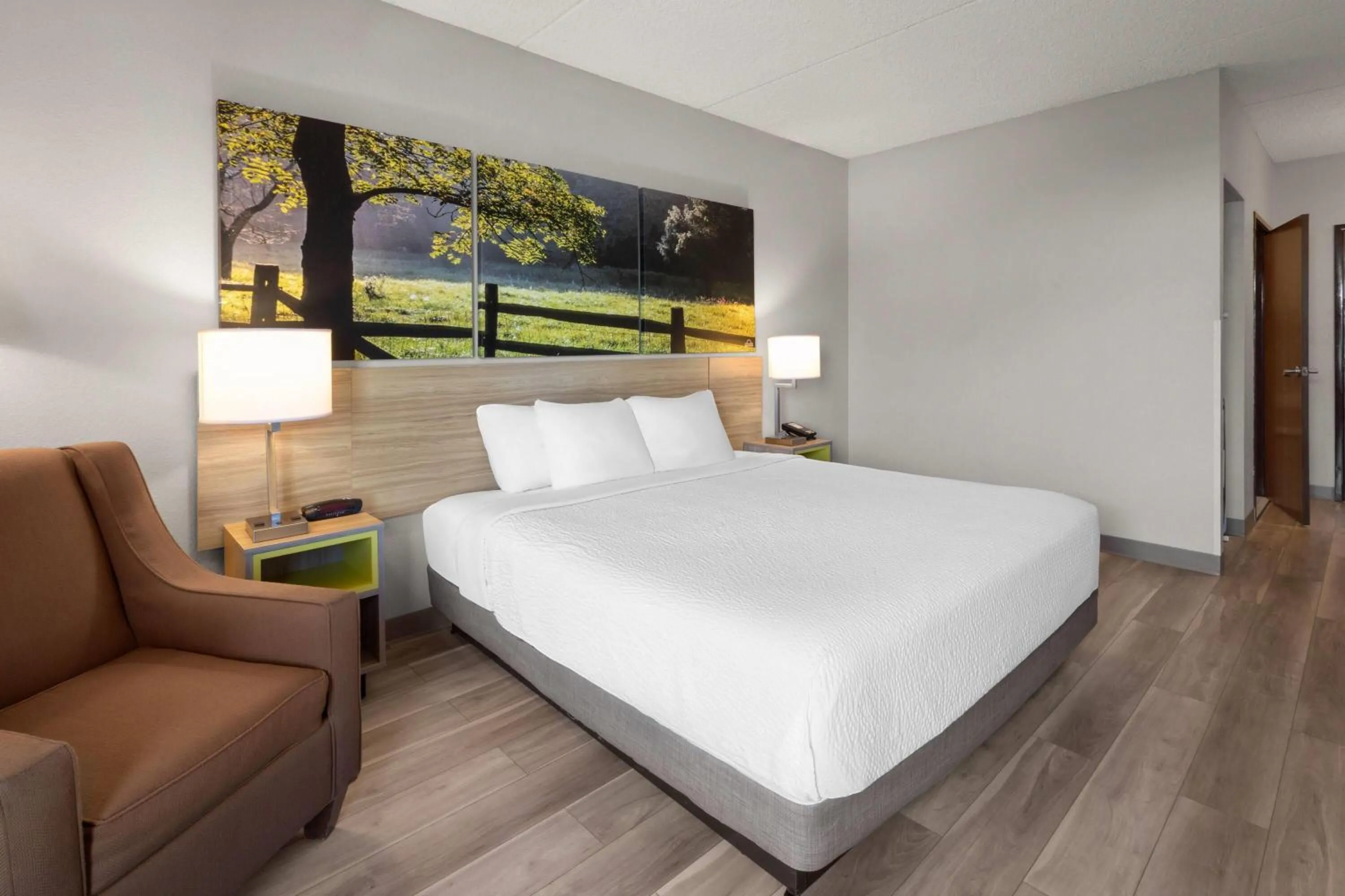 Photo of the whole room, Bed in Days Inn by Wyndham Blairsville