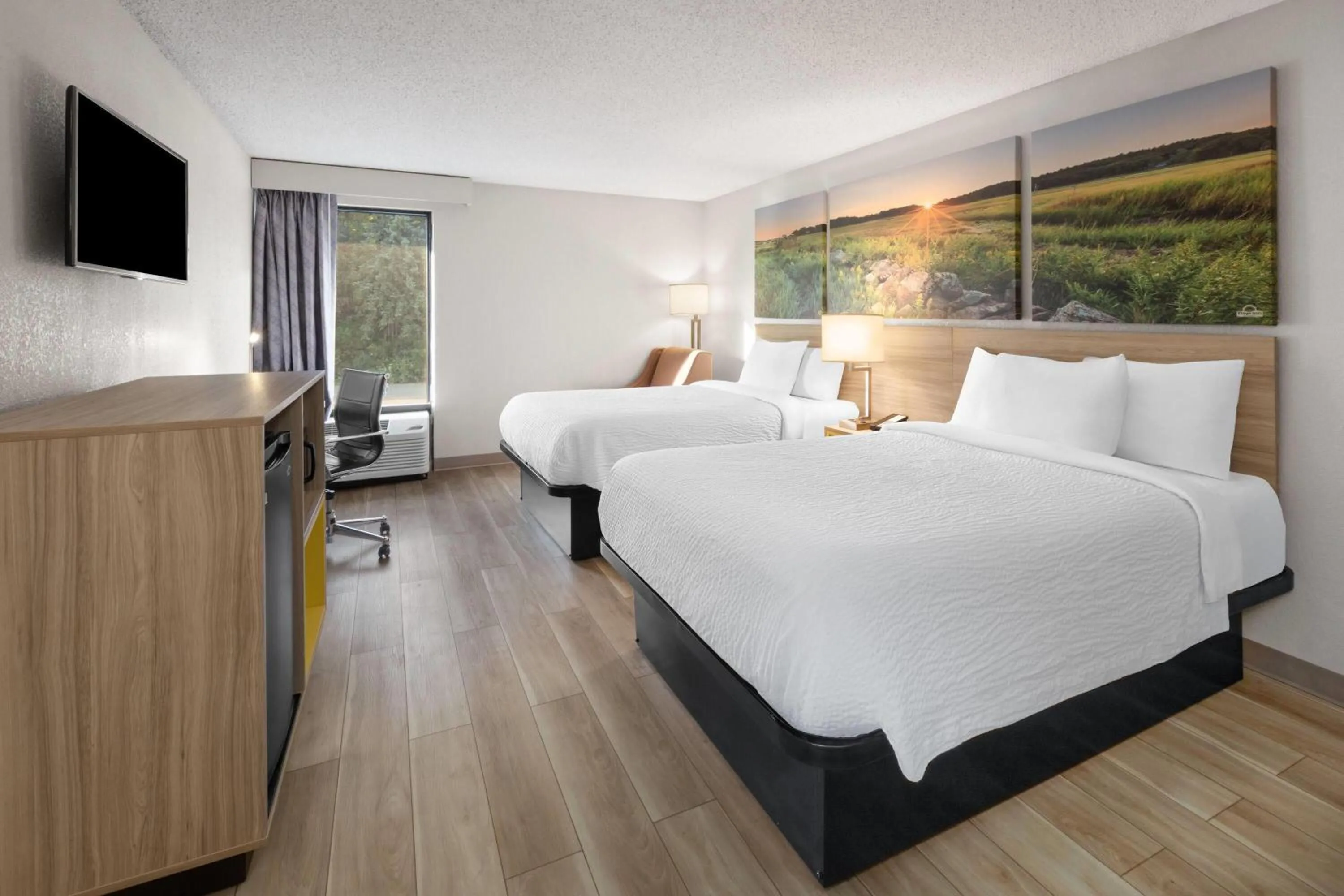 Photo of the whole room, Bed in Days Inn by Wyndham Blairsville