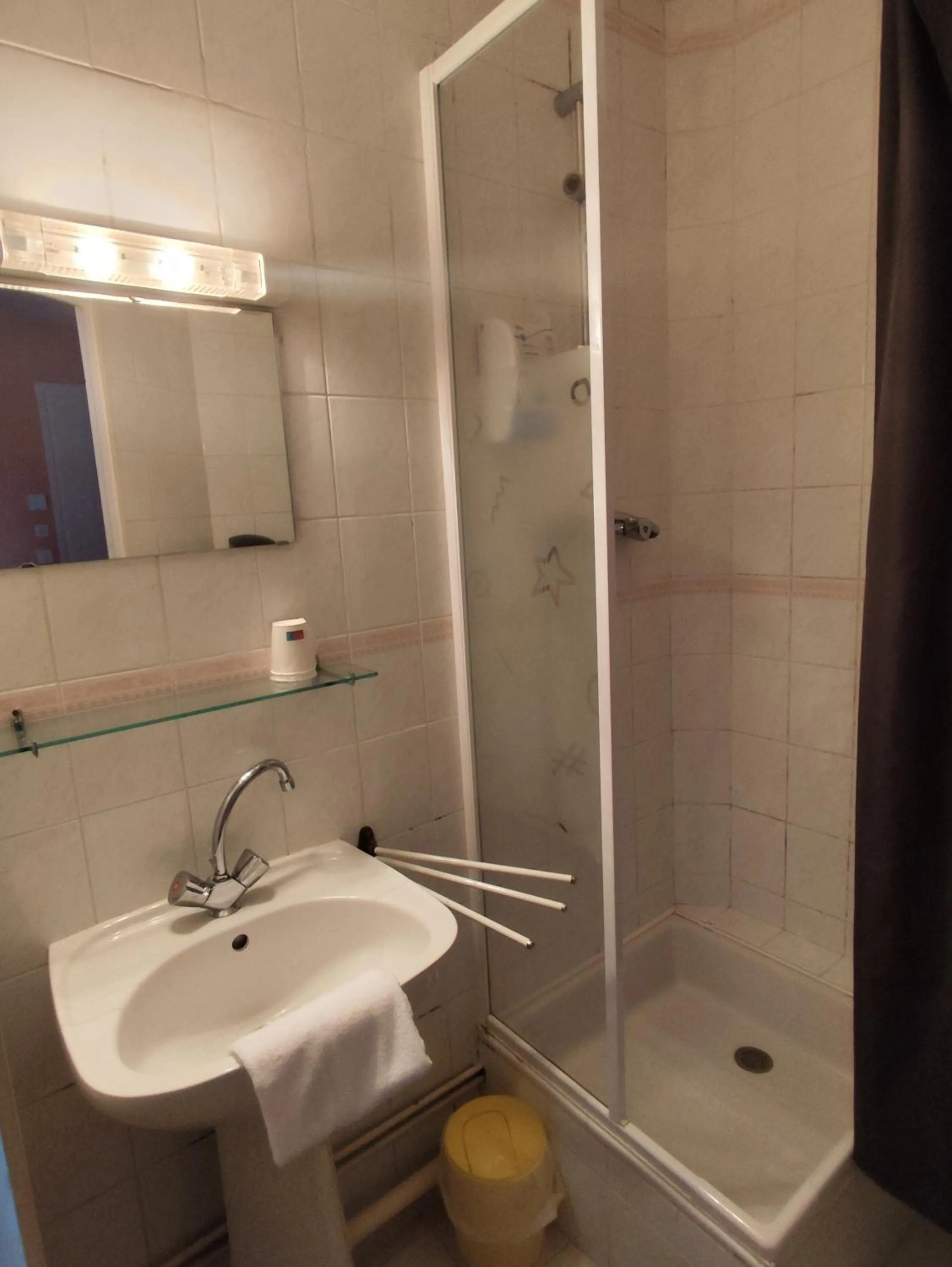 Shower in A L'Orée du Bois chez Doudou&Lolo