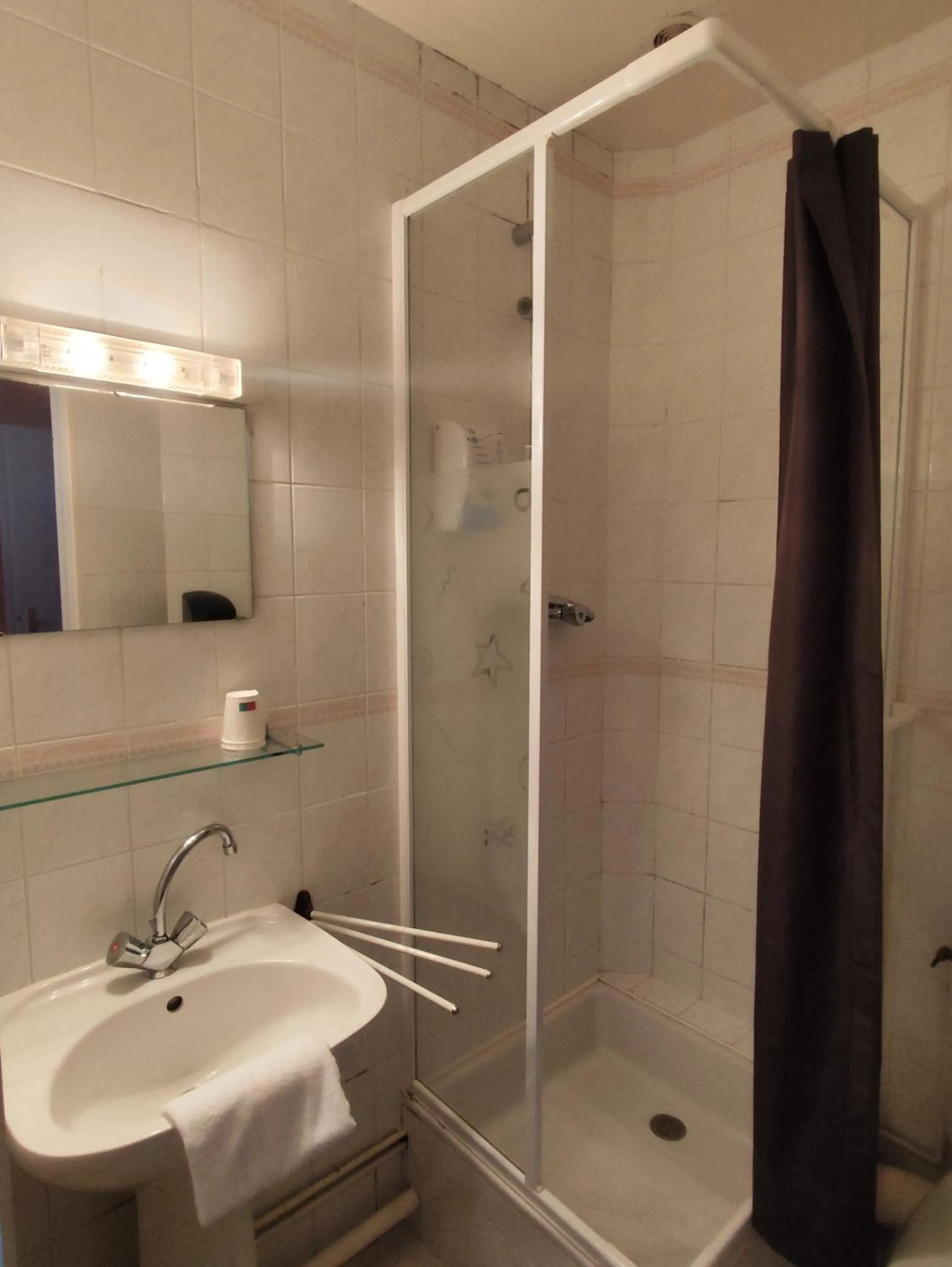 Shower in A L'Orée du Bois chez Doudou&Lolo