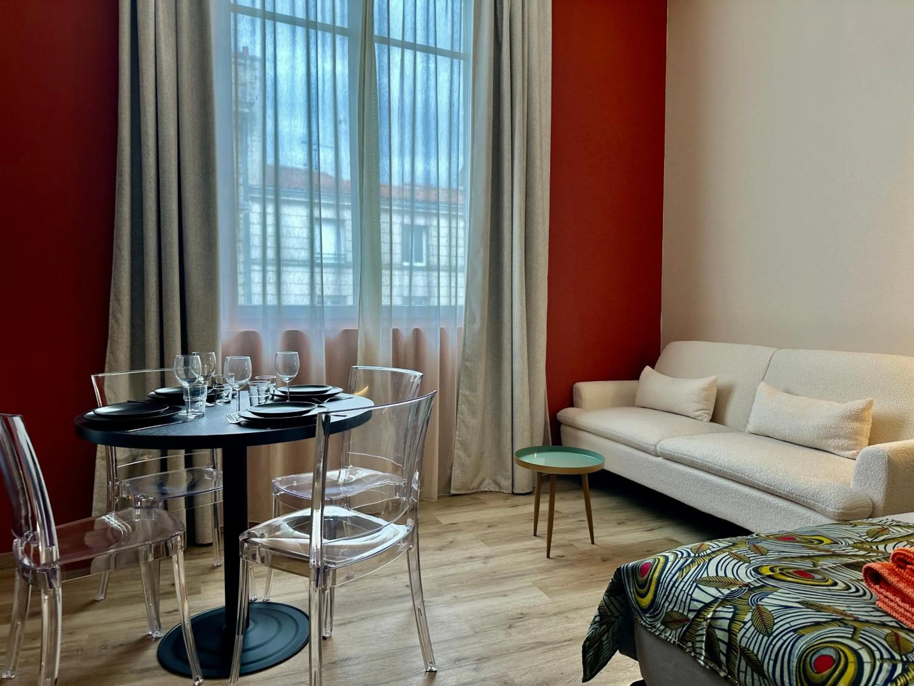 Photo of the whole room in Smartappart Niort