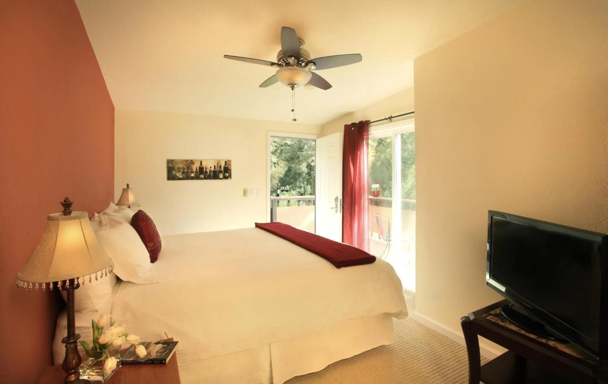 Bed in West Sonoma Inn & Spa