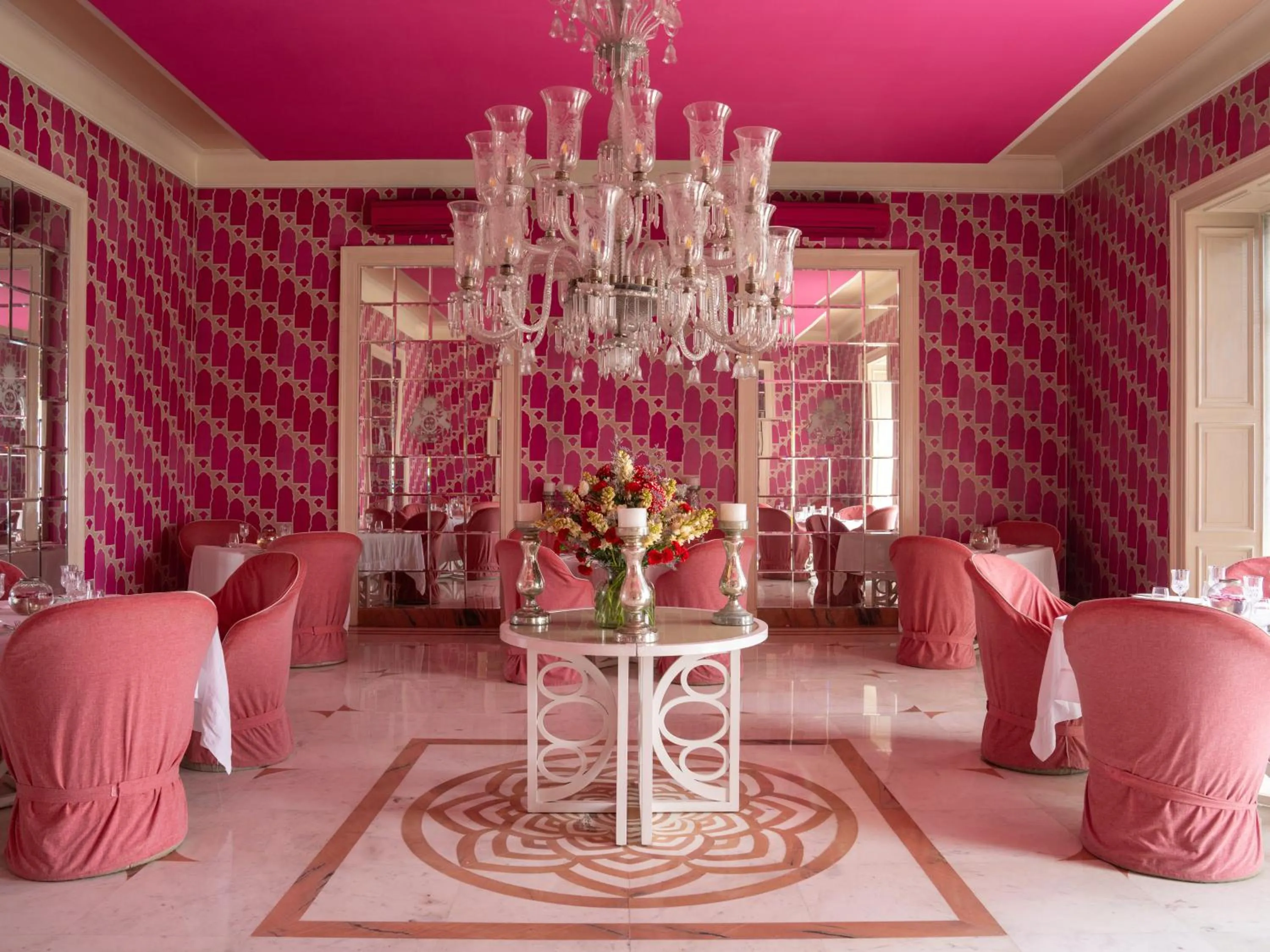 Restaurant/places to eat in Rajmahal Palace RAAS