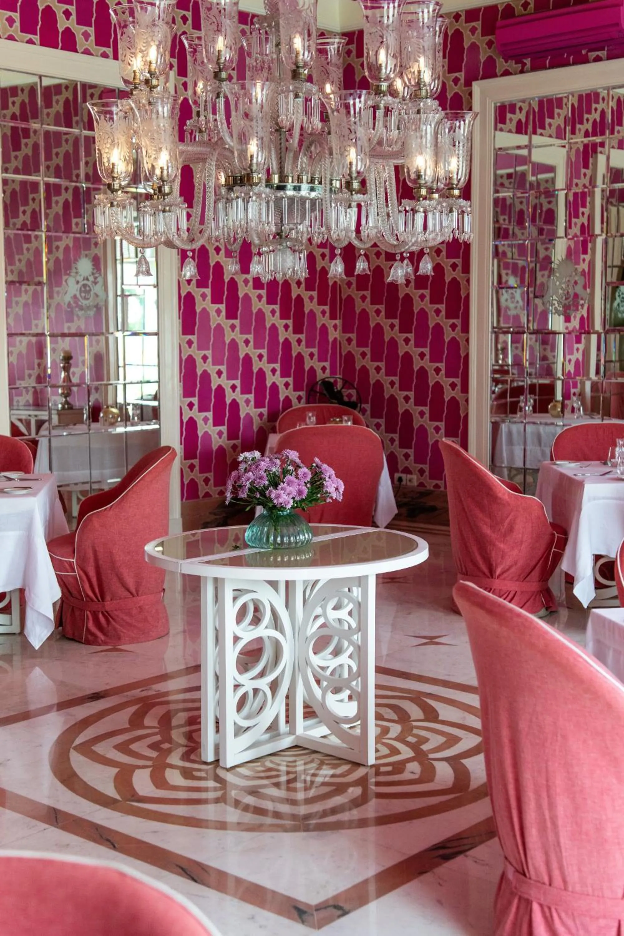 Restaurant/places to eat in Rajmahal Palace RAAS