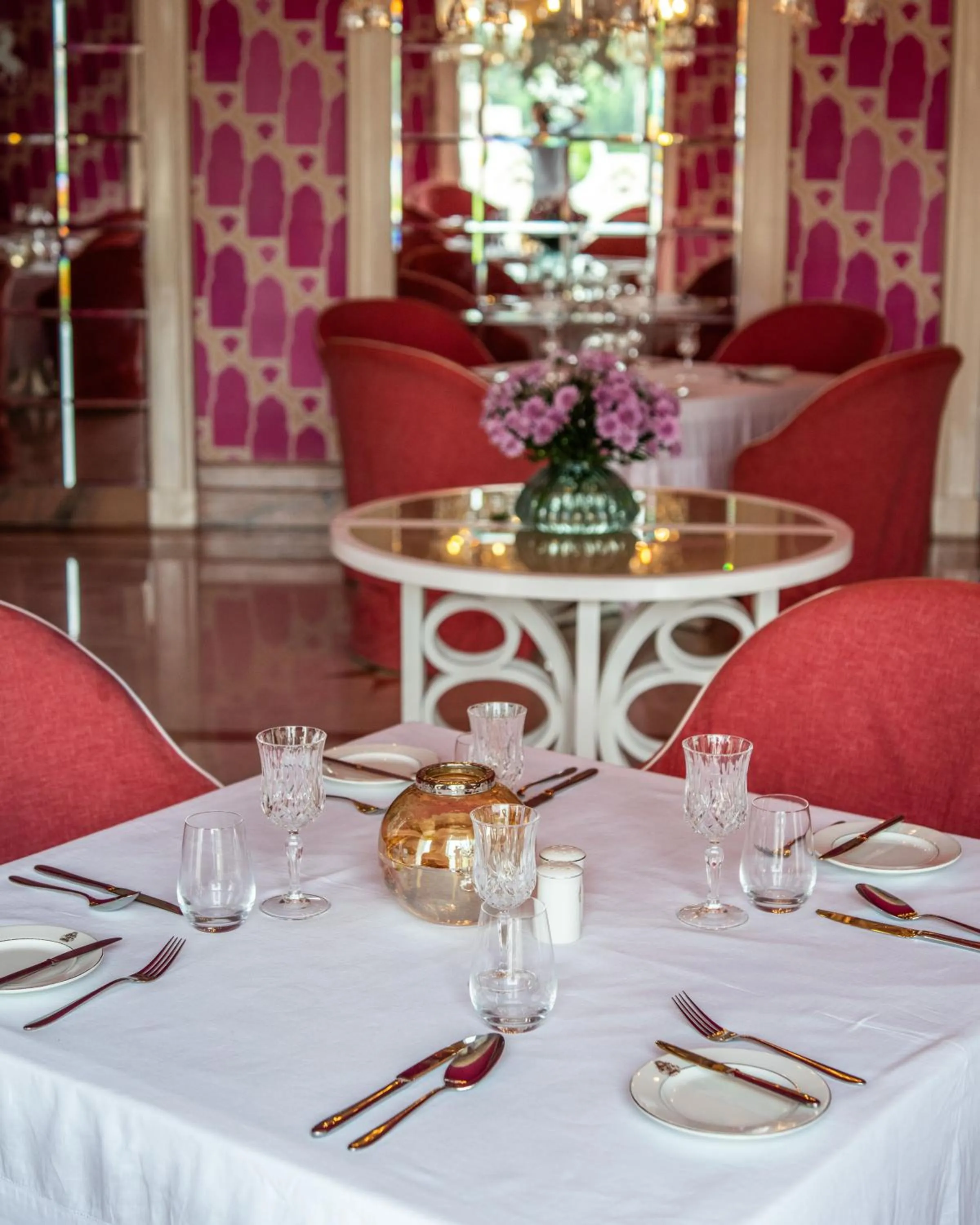 Restaurant/places to eat in Rajmahal Palace RAAS