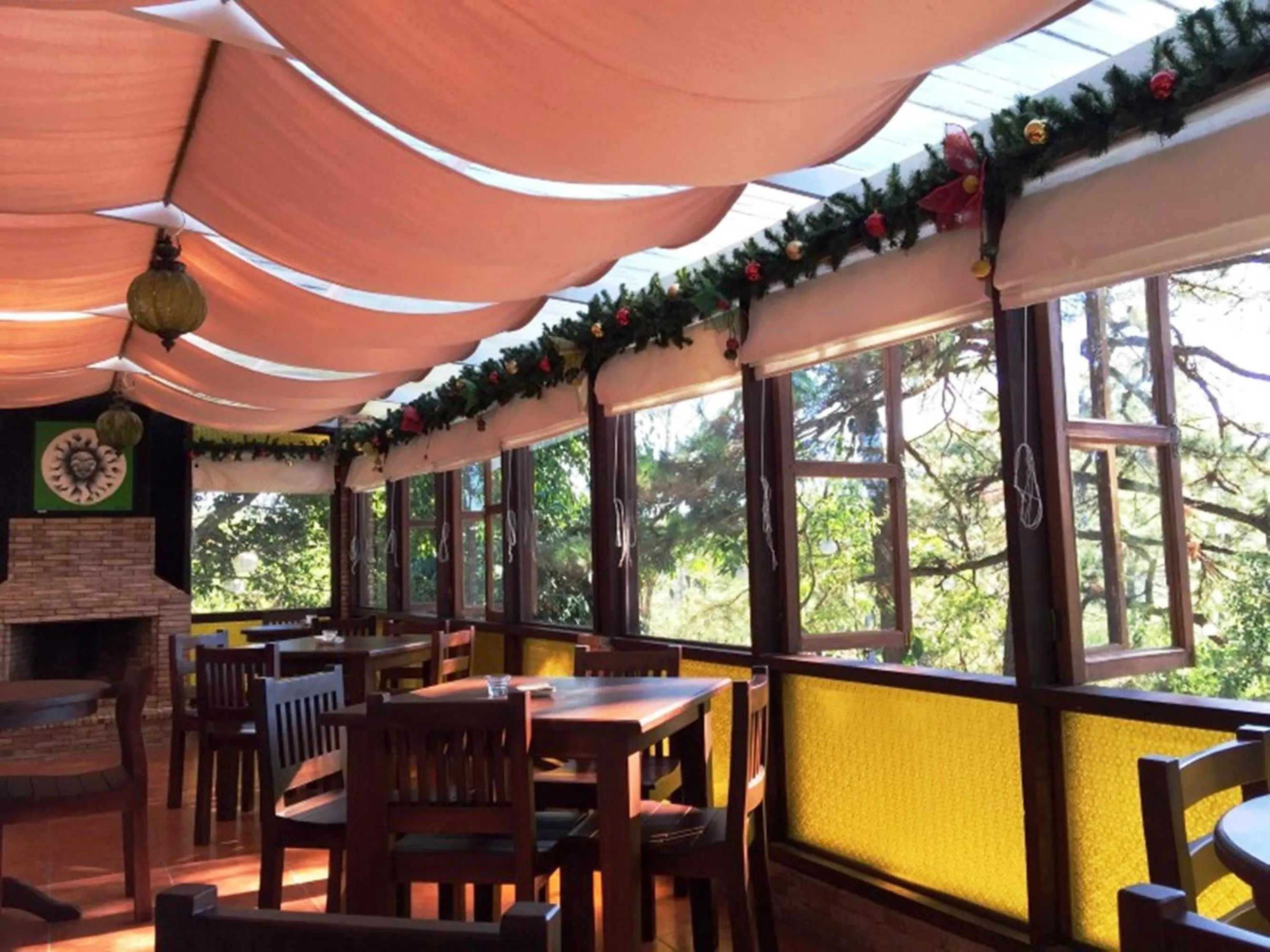 Restaurant/Places to Eat in La Casa Bianca