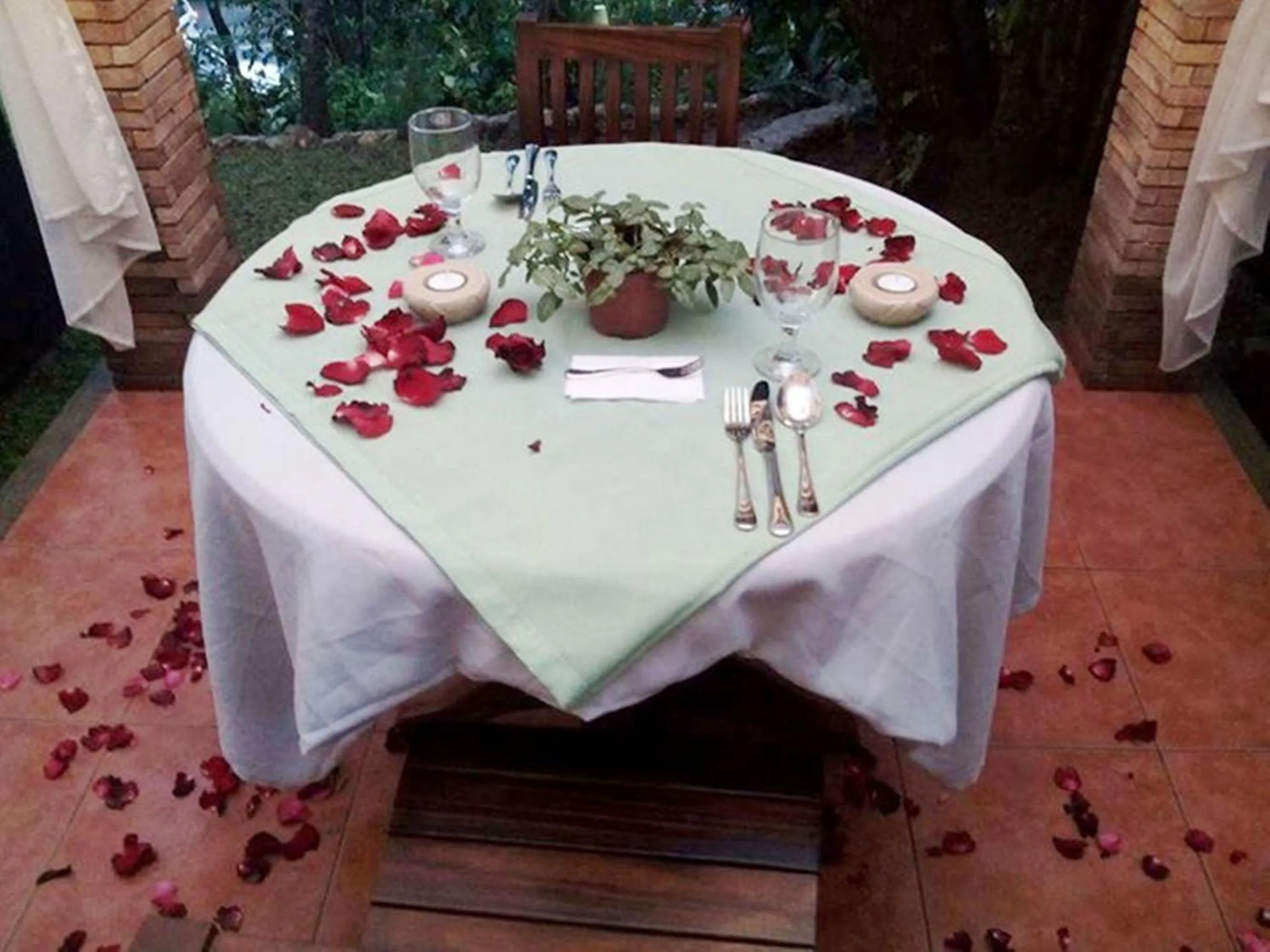 Restaurant/places to eat in La Casa Bianca