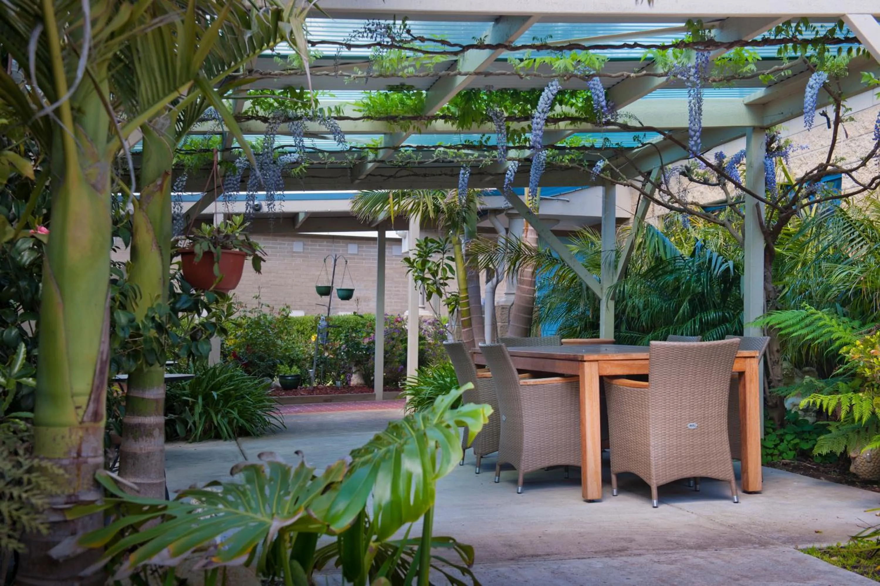 BBQ facilities in Motel On A'Beckett