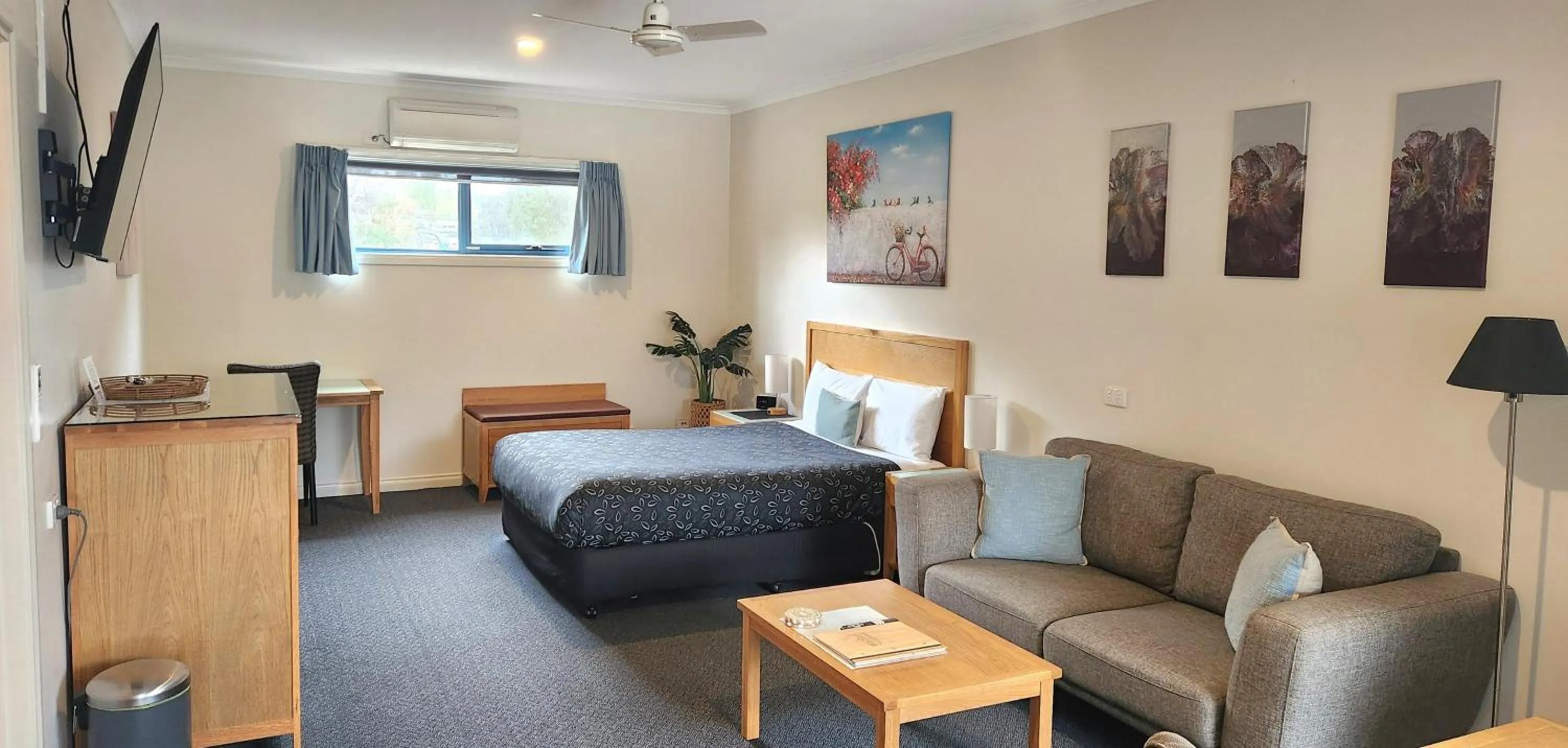 Living room, Bed in Motel On A'Beckett