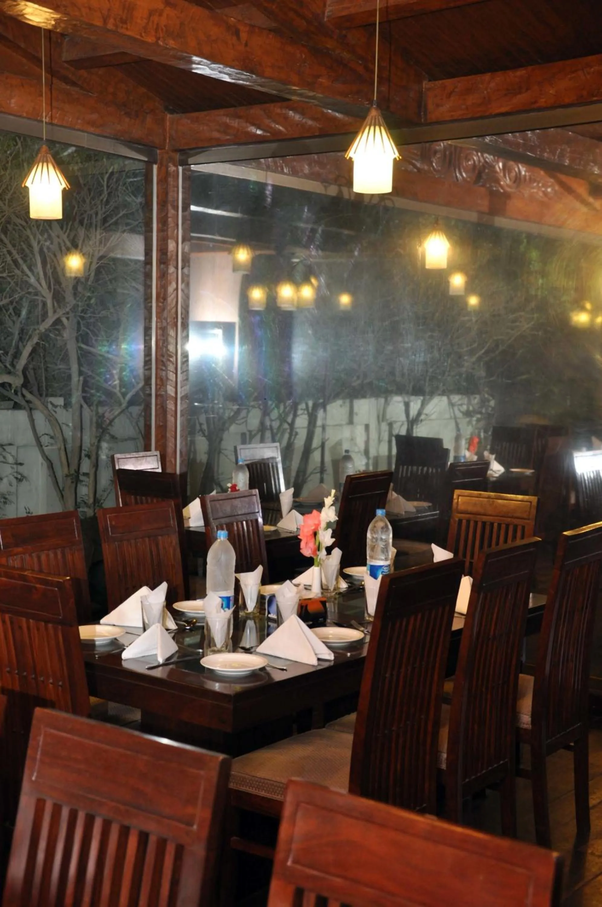 Restaurant/places to eat in Royal Elegance Hotel