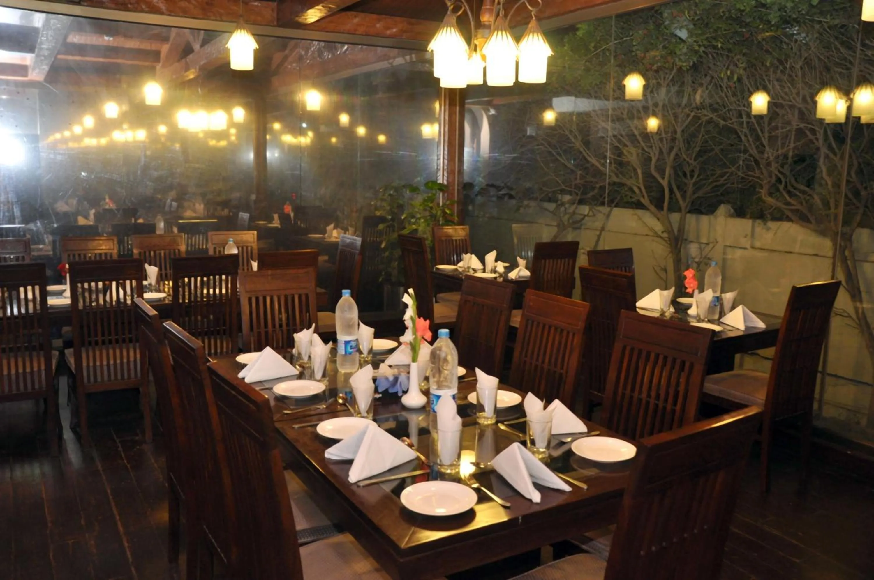 Restaurant/places to eat in Royal Elegance Hotel