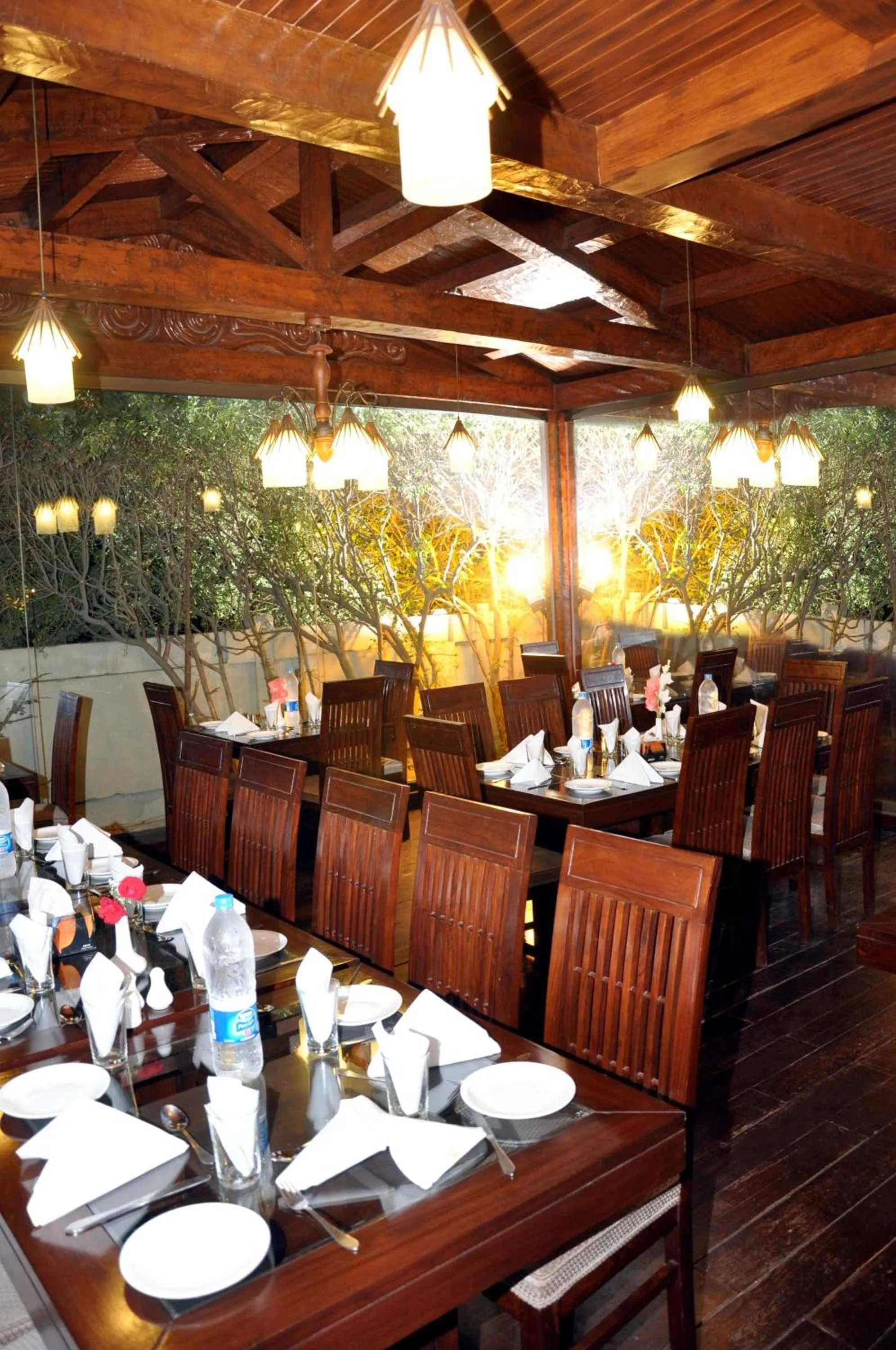 Restaurant/places to eat in Royal Elegance Hotel