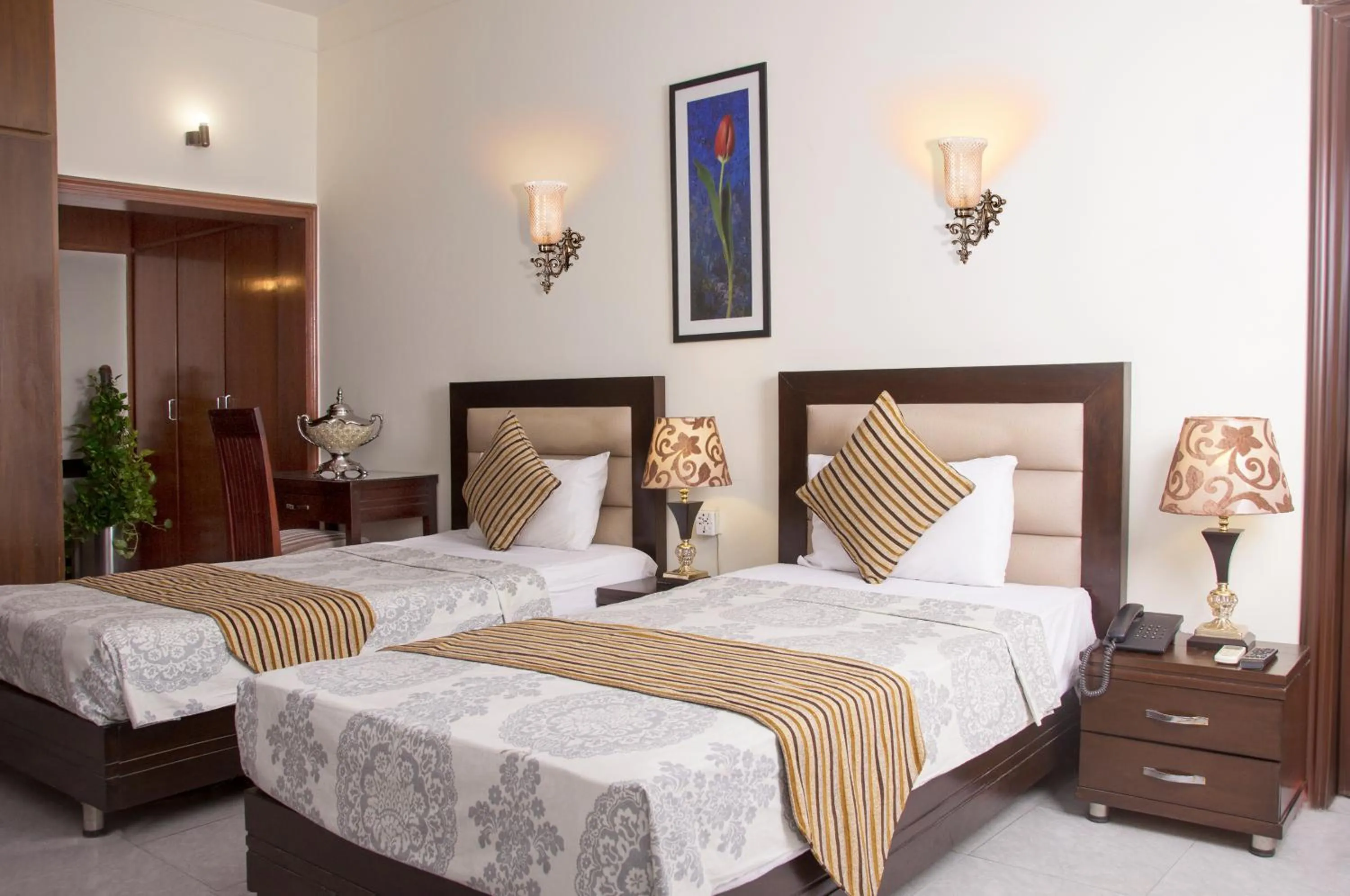 Royal Elegance Hotel