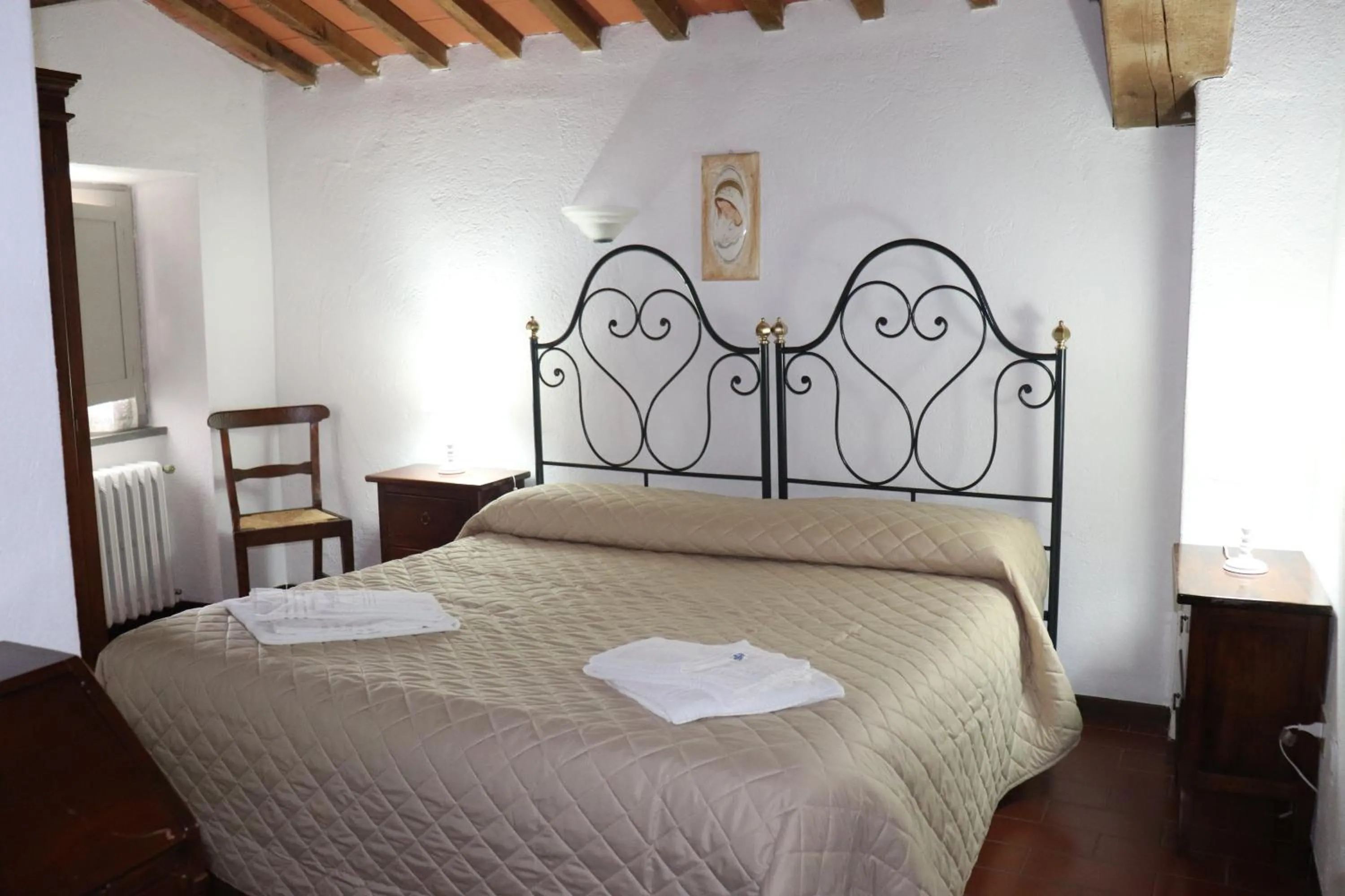 Three-Bedroom Apartment (6 Adults) in Badia il Vingone