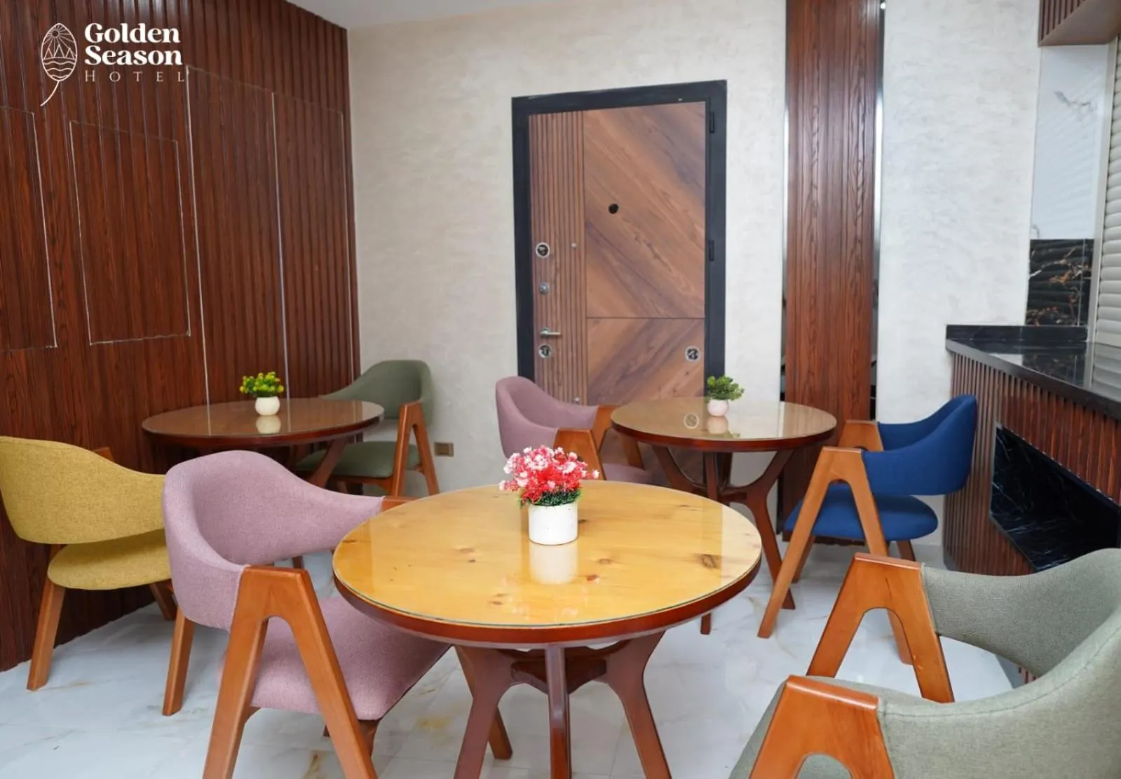 Restaurant/places to eat in Golden Season Hotel