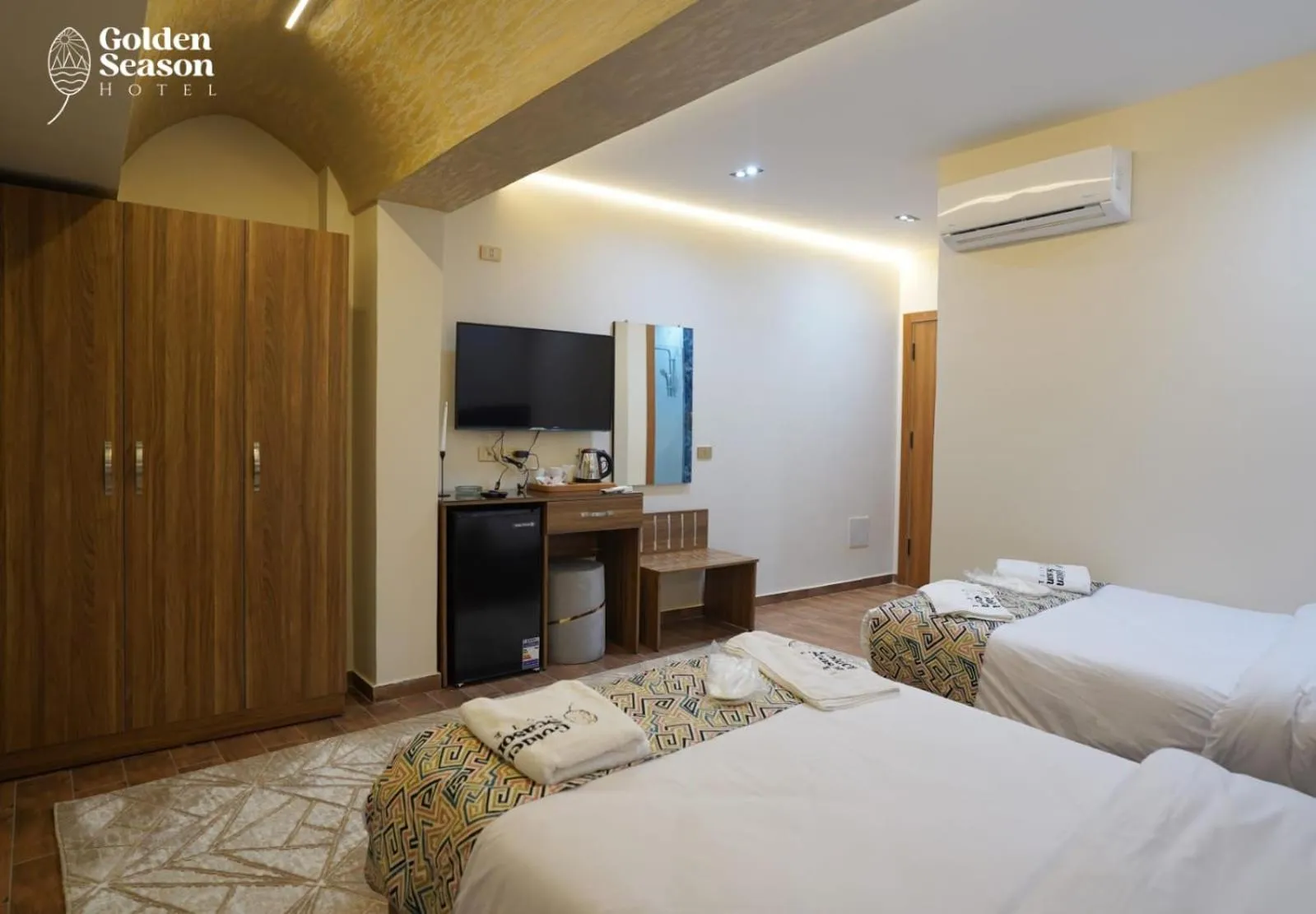 Communal lounge/ TV room, Bed in Golden Season Hotel