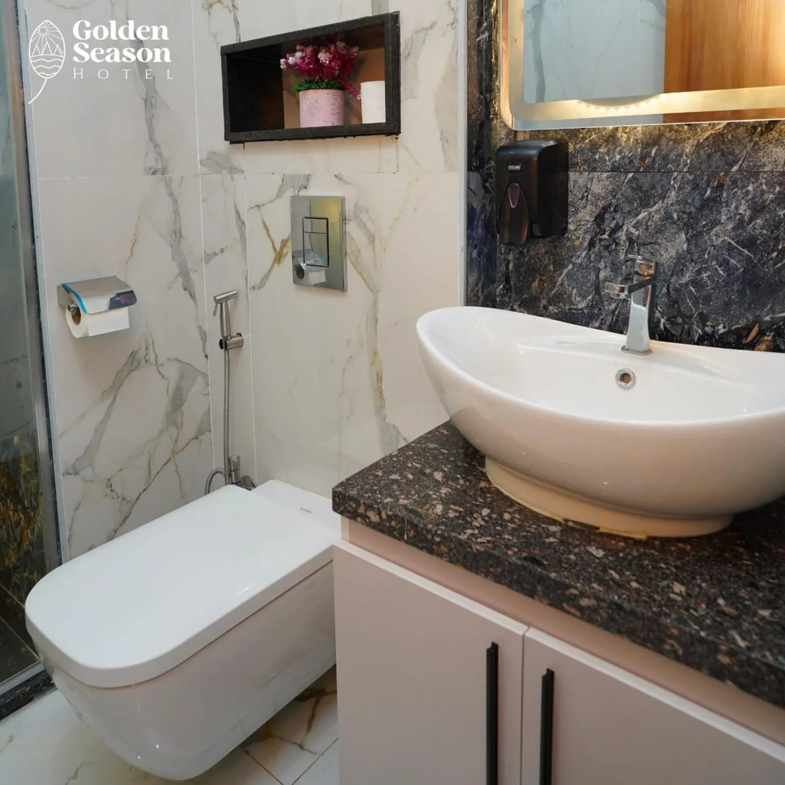 Toilet in Golden Season Hotel