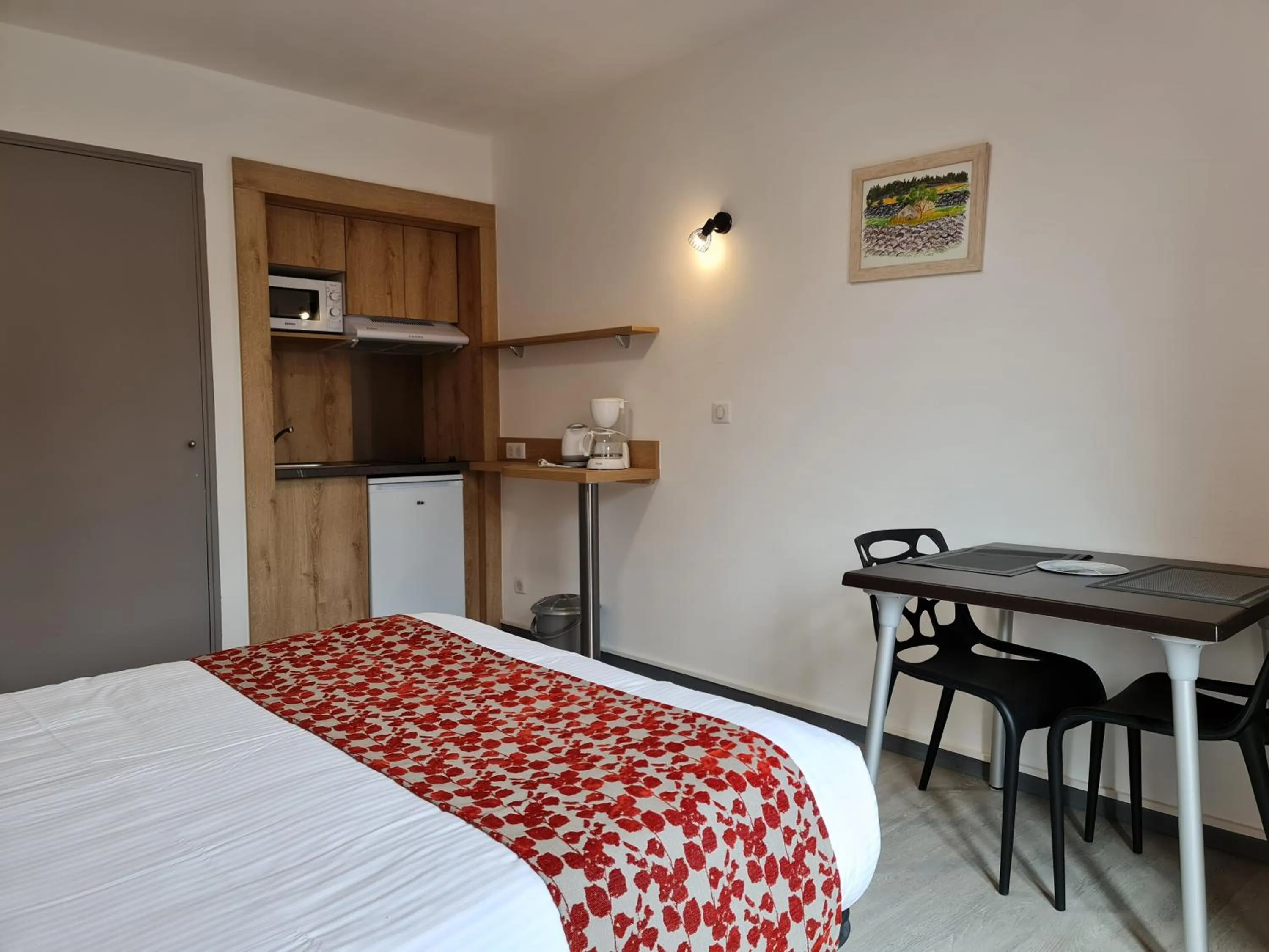 Photo of the whole room, Bed in Le Moulin du Verdon