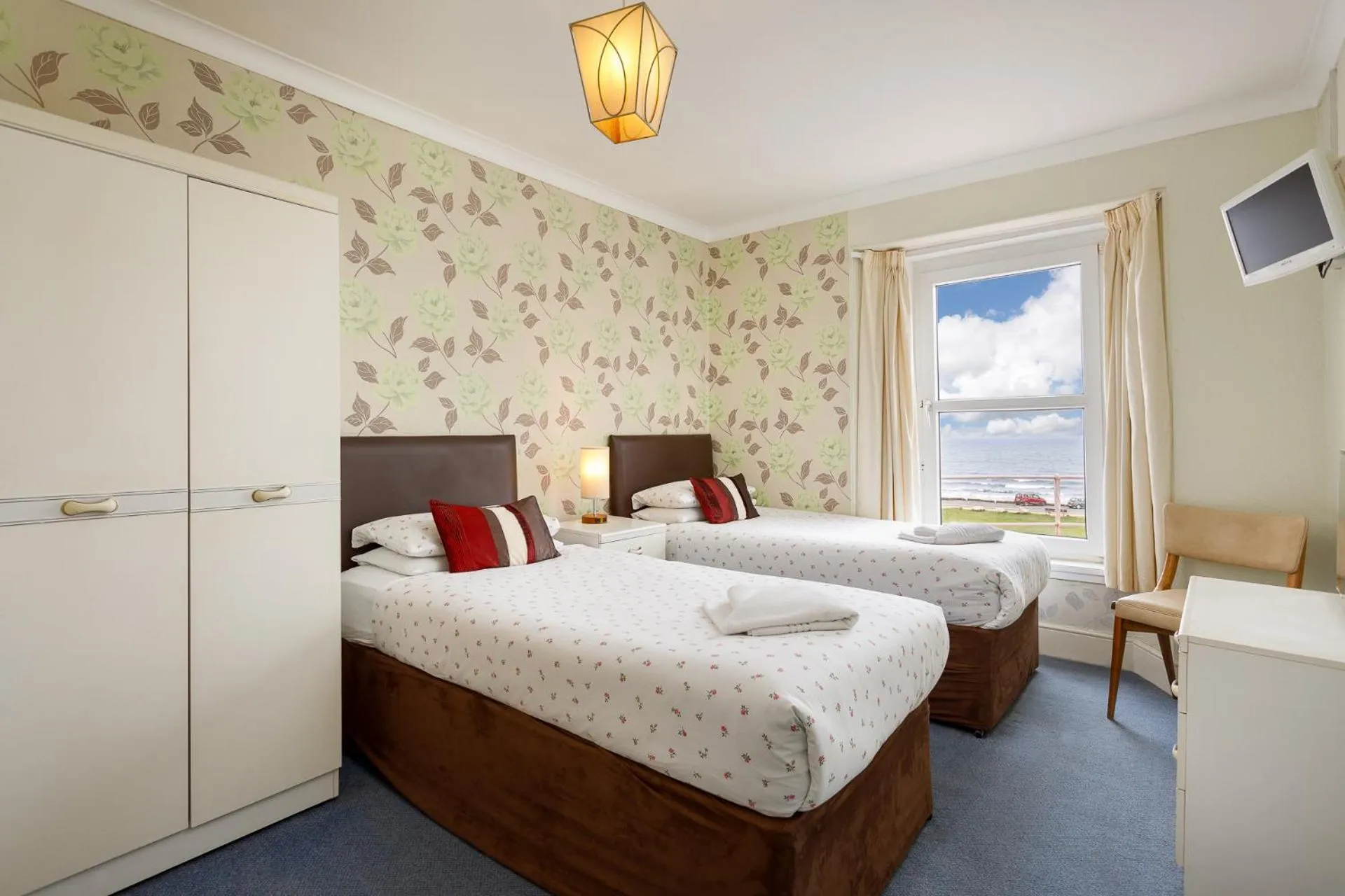 Bedroom, Bed in Cherry Tree Hotel