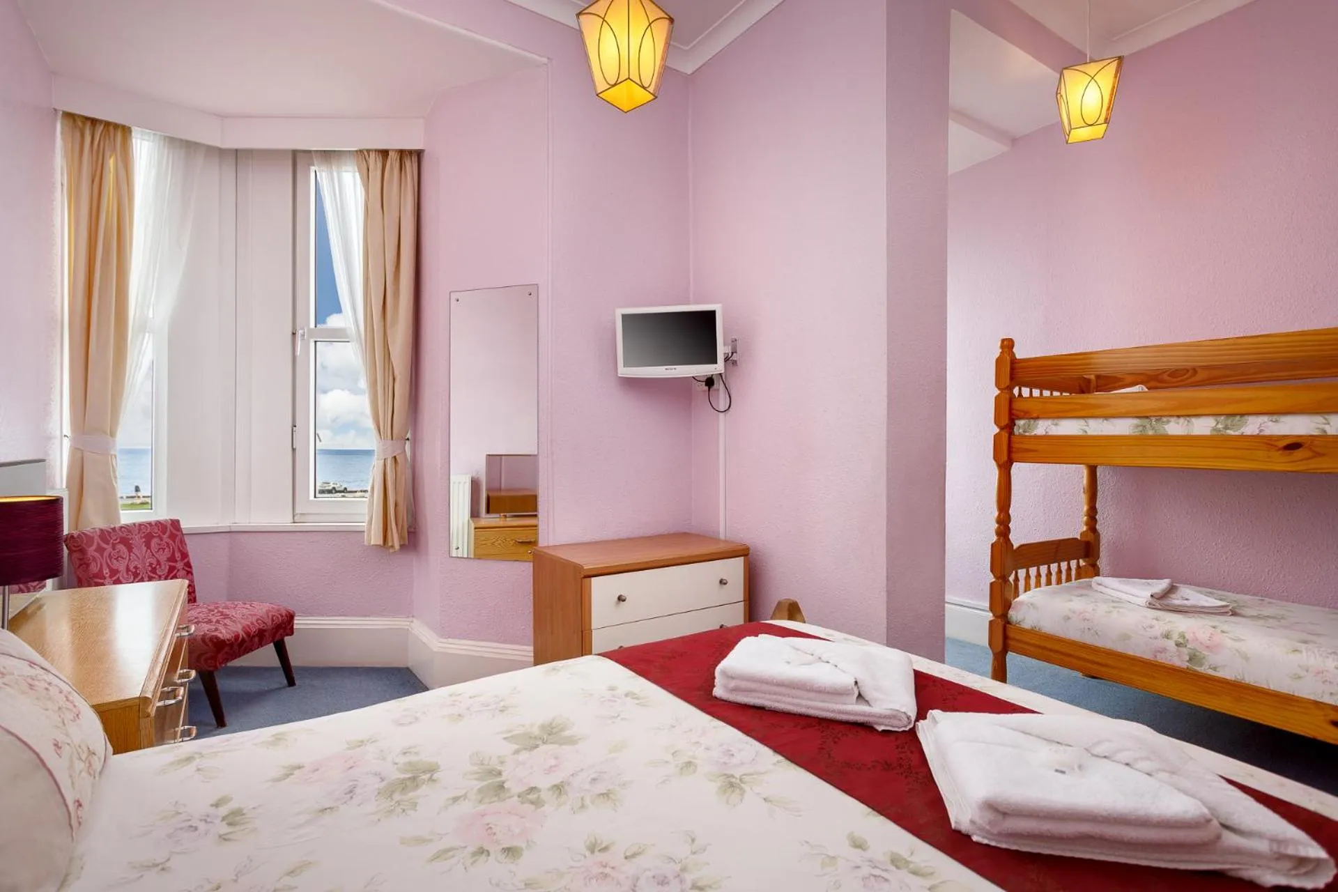 Bedroom, Bed in Cherry Tree Hotel