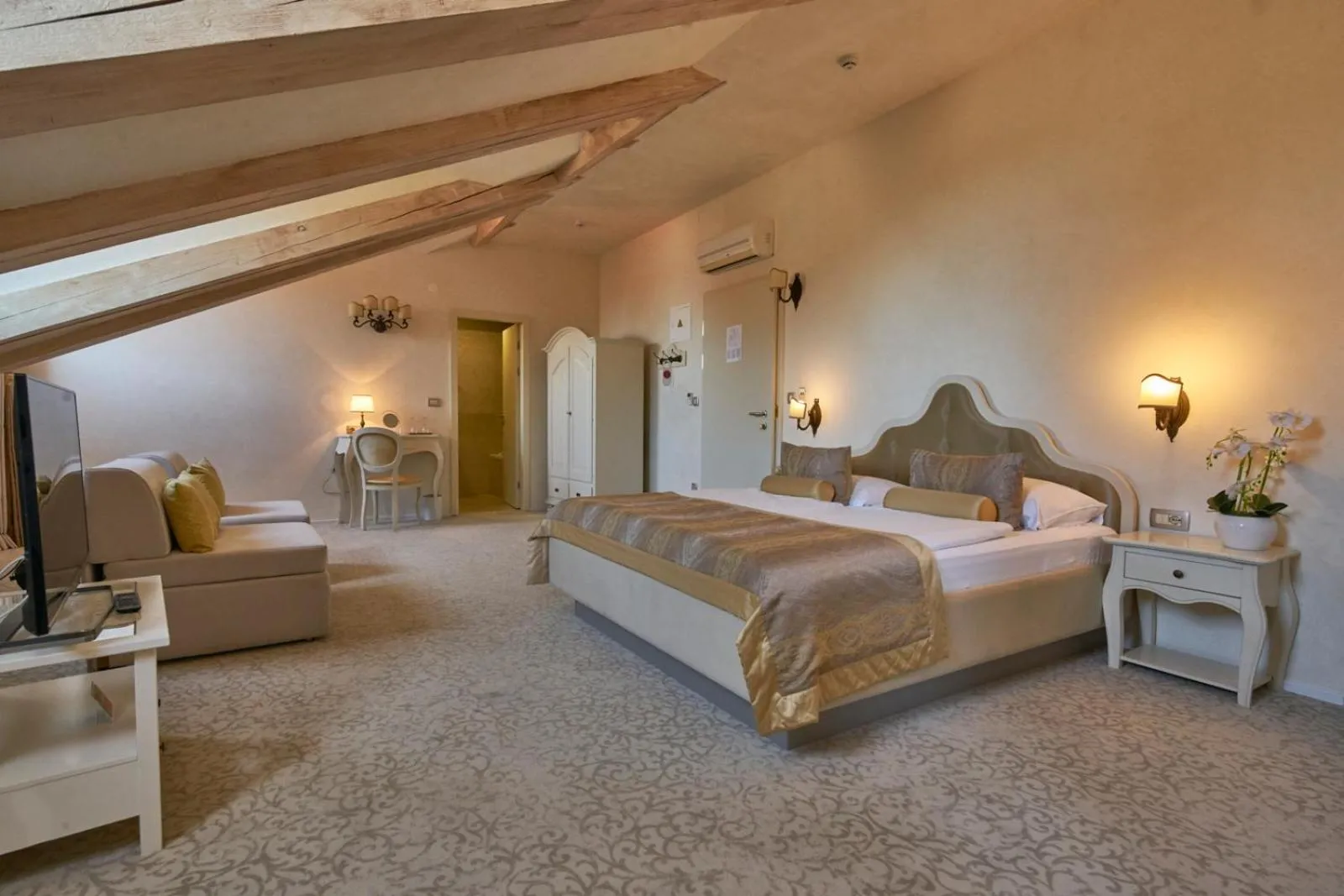 Bedroom, Bed in Heritage Hotel Life Palace