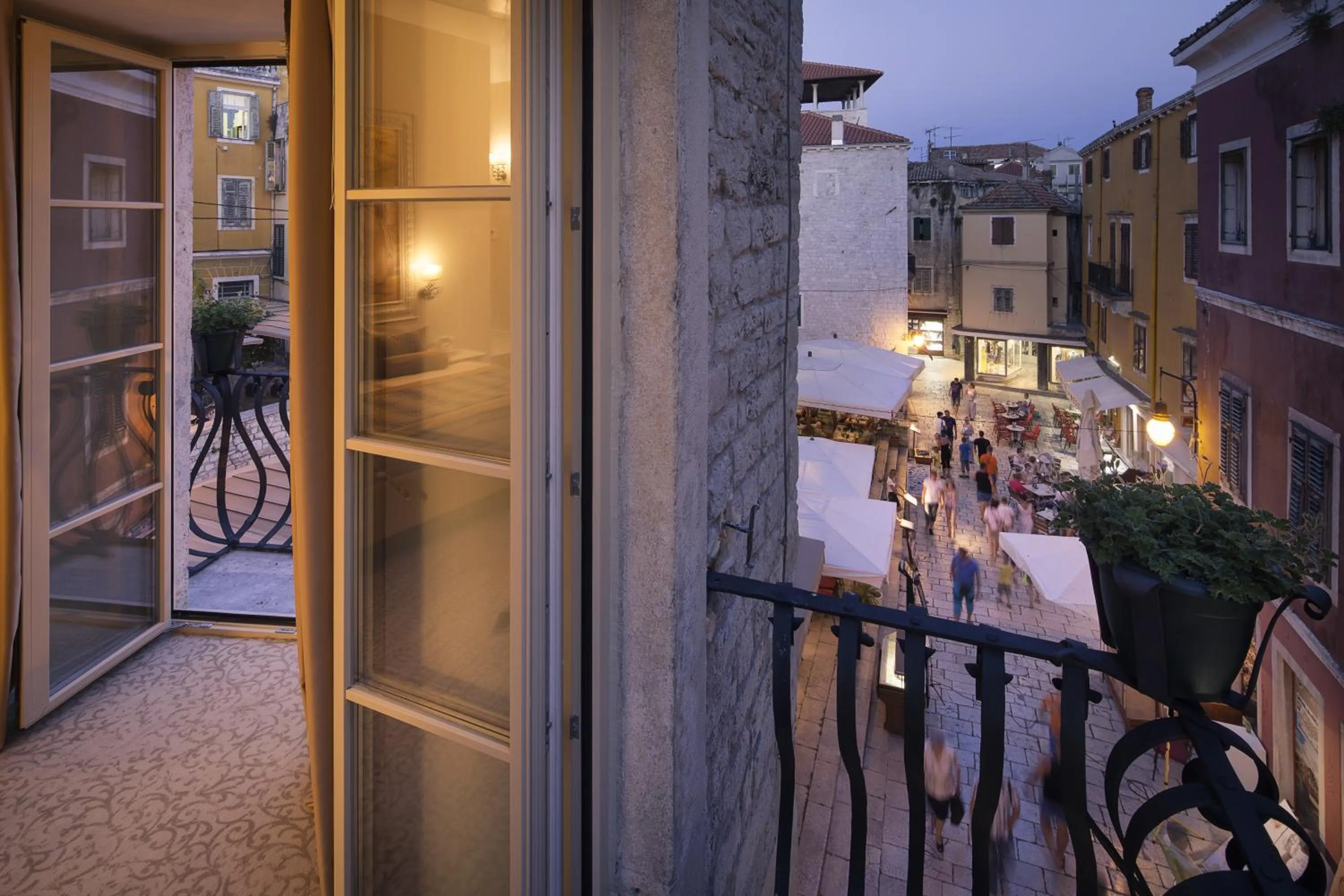 Night in Heritage Hotel Life Palace