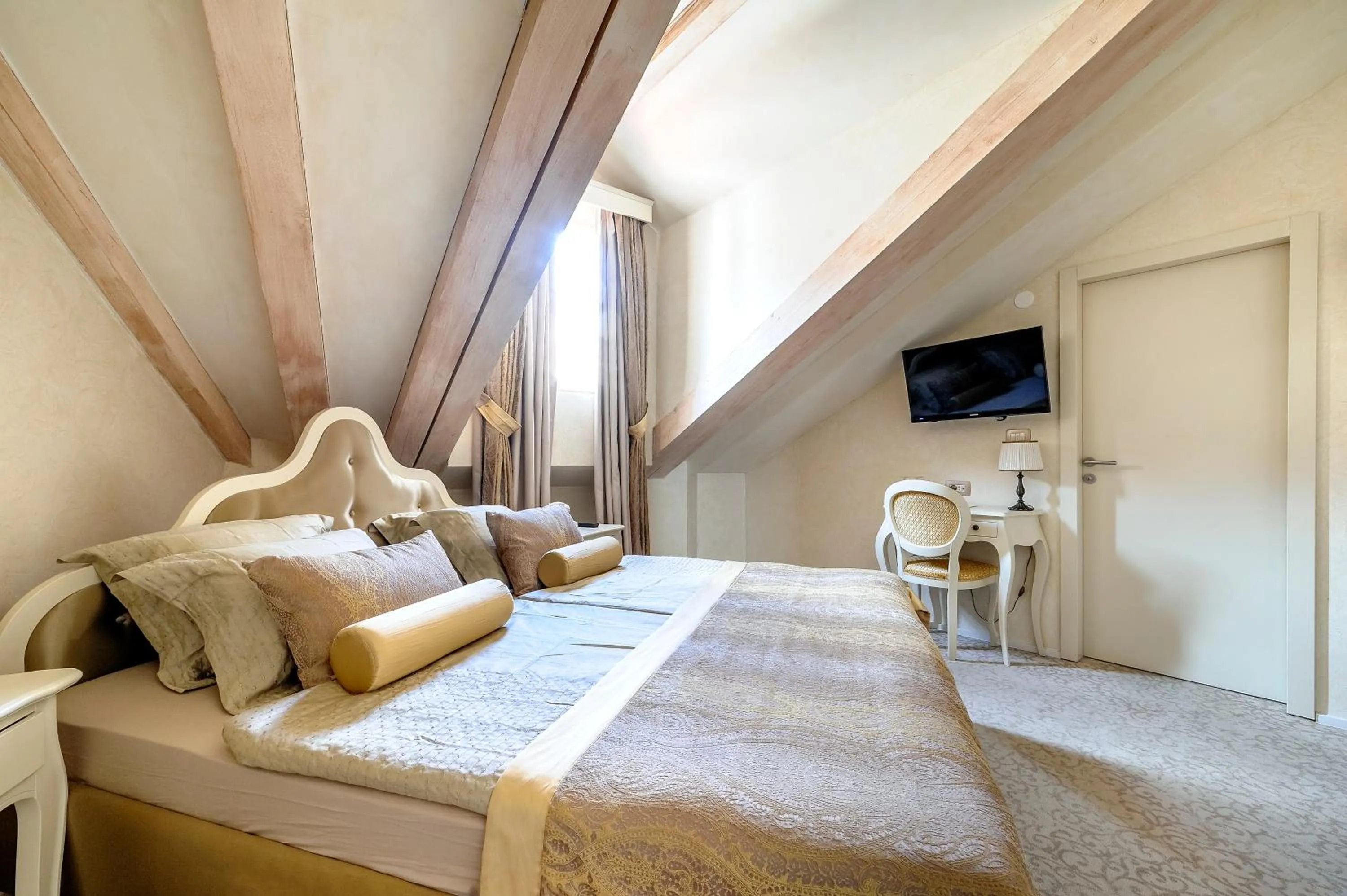 Bed in Heritage Hotel Life Palace