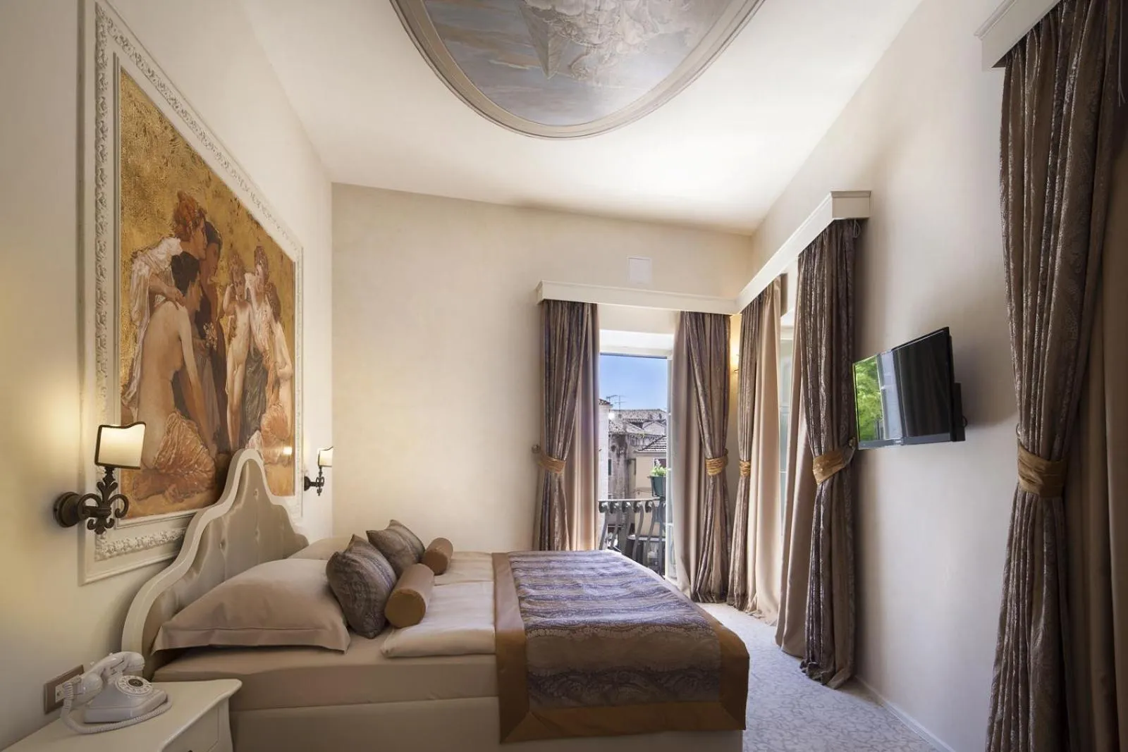 Bed in Heritage Hotel Life Palace